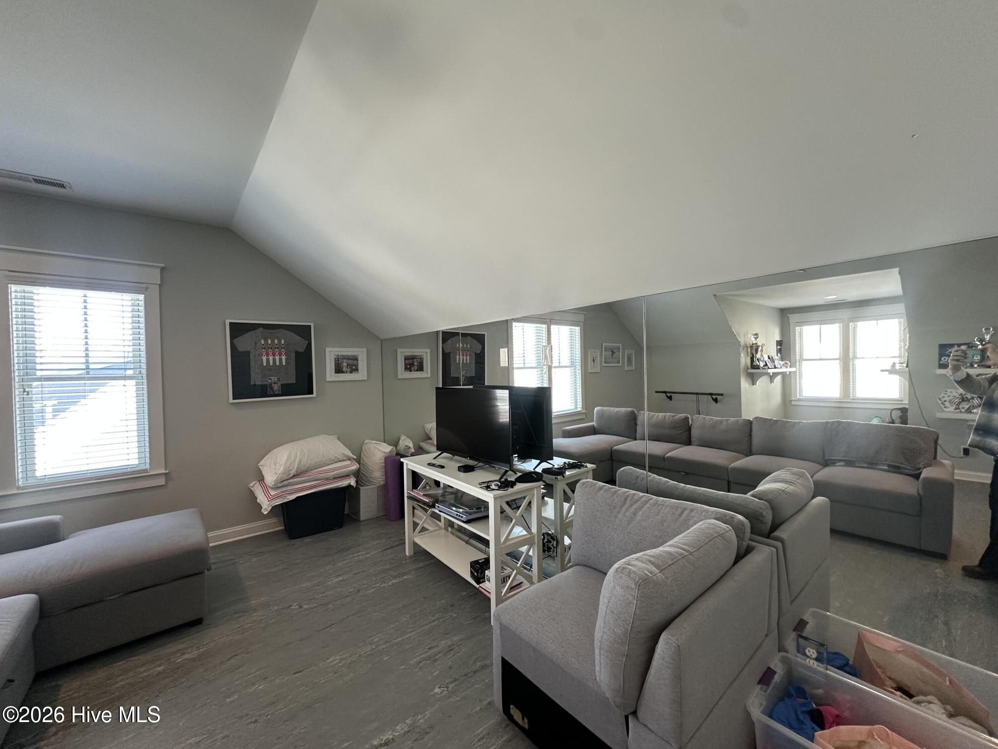 100562108 | Photo 24