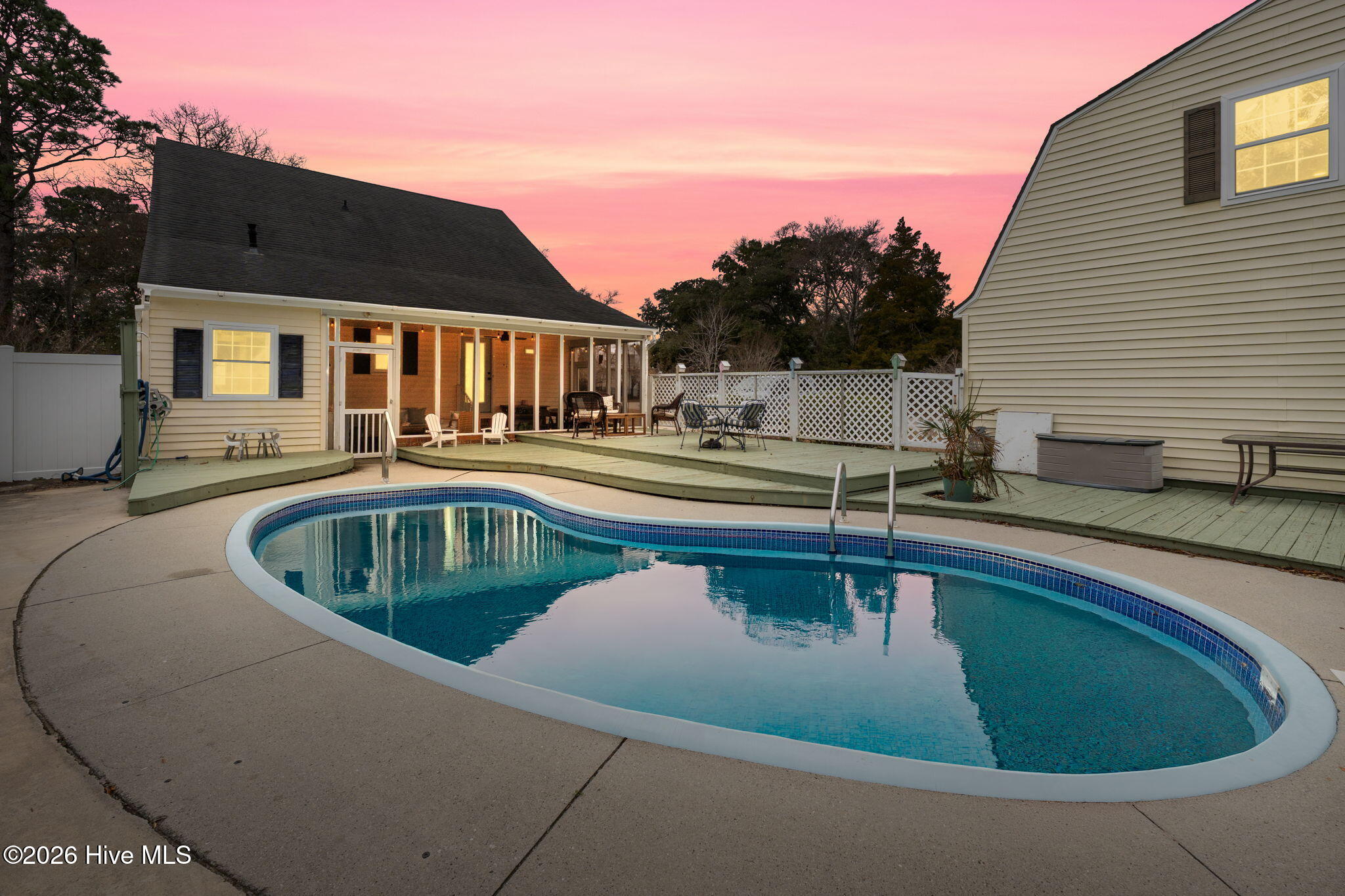 100557062 | Photo 63