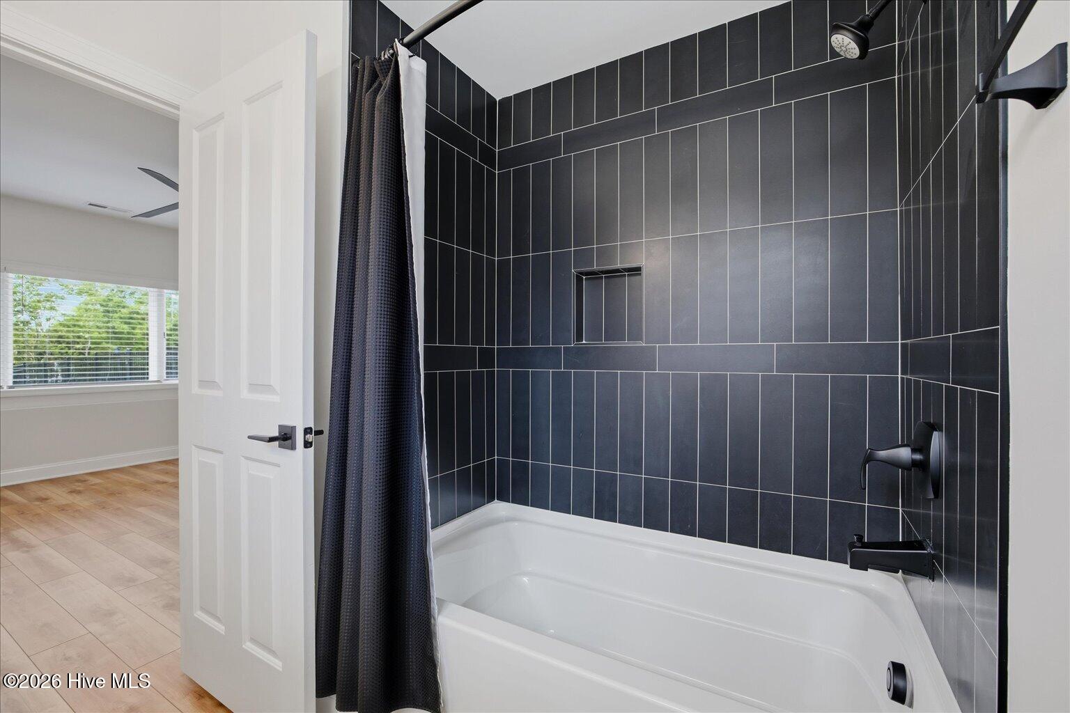 100569224 | Photo 34