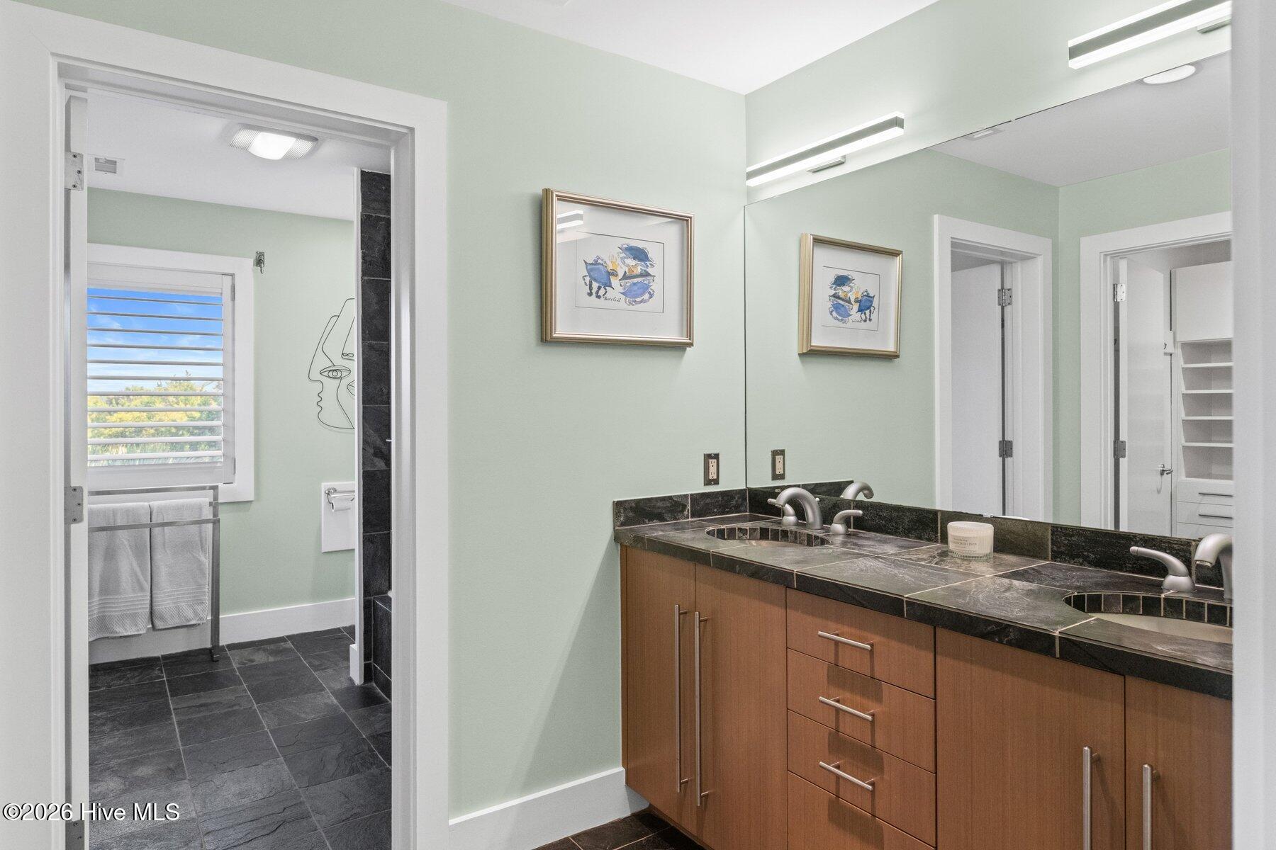 100558974 | Photo 47