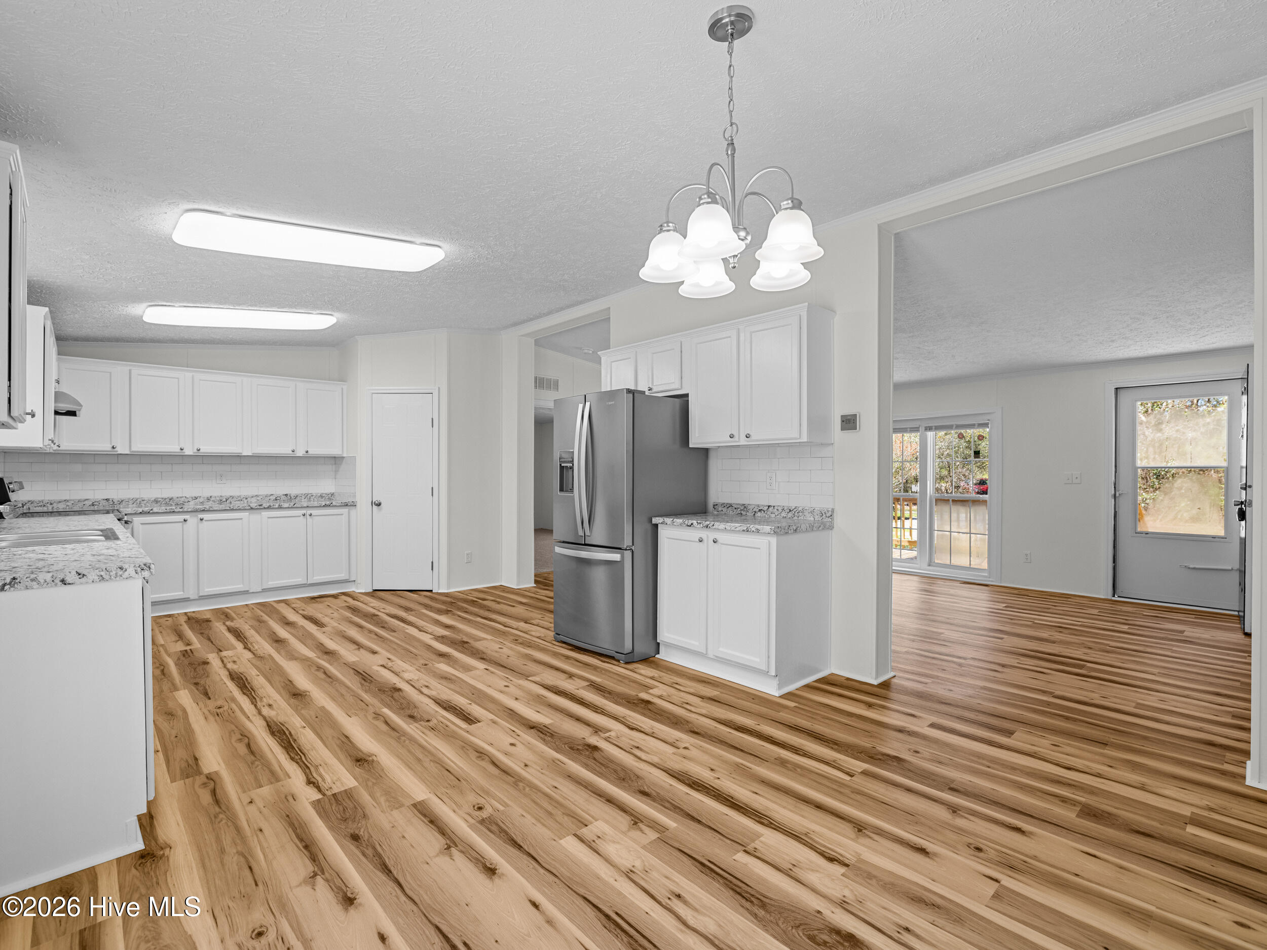 100560280 | Photo 18