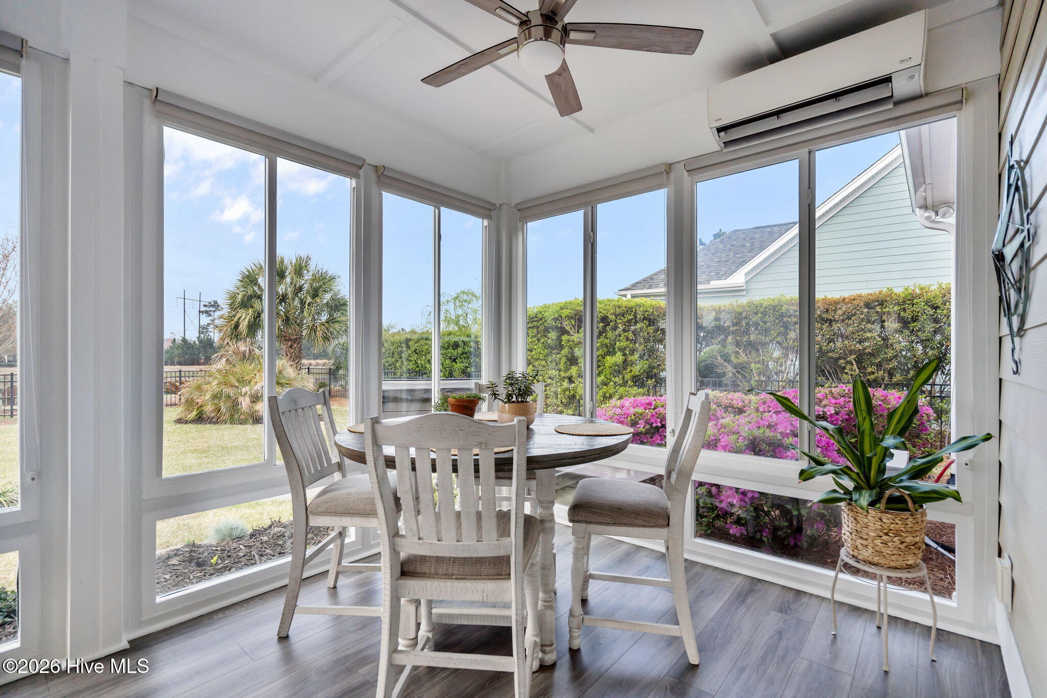 100564215 | Photo 44