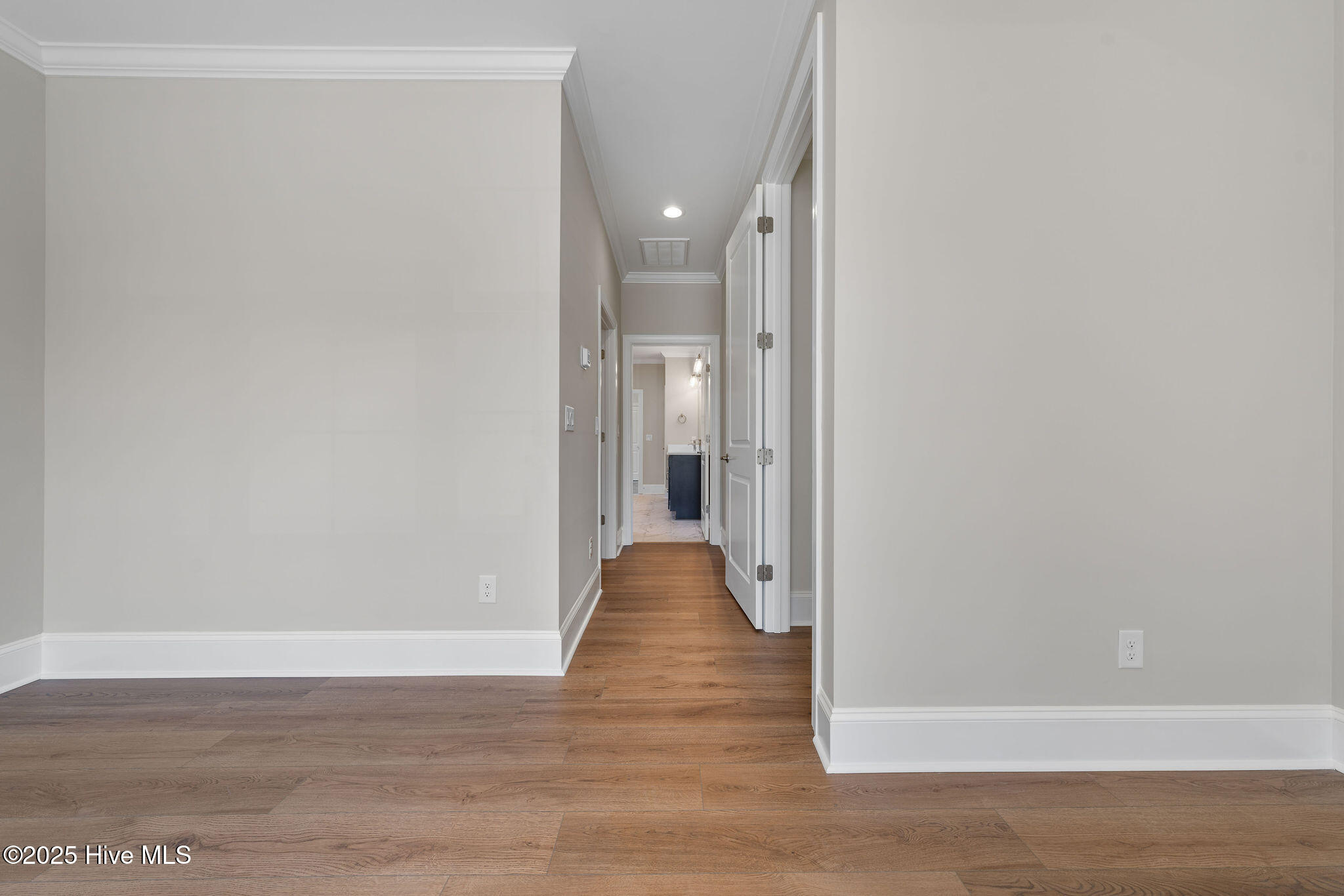 100488997 | Photo 35