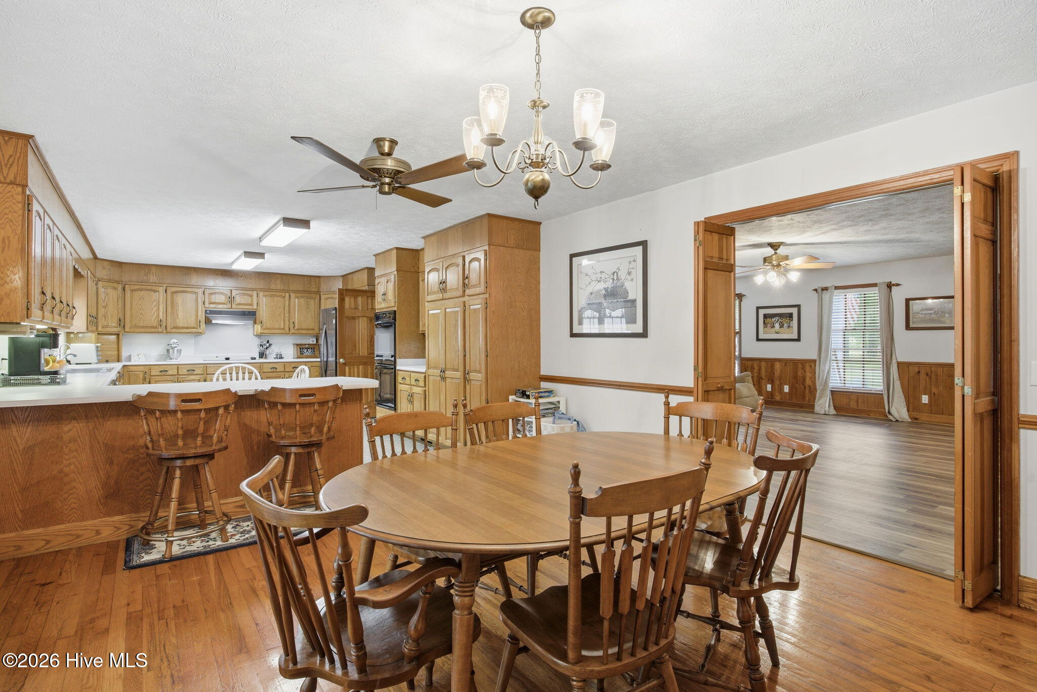 100570604 | Photo 11