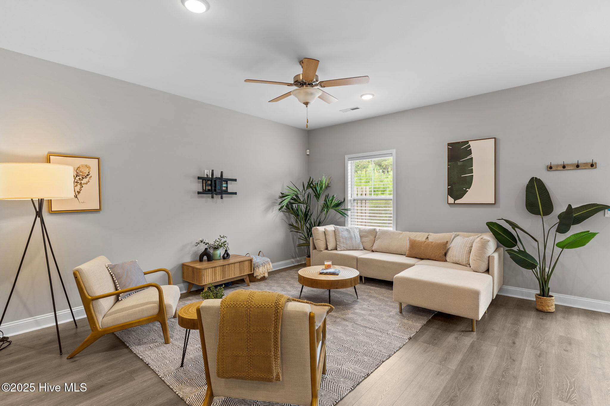 1527 Grey Cliff, Wilmington, NC 28405 – photo 3: 5-living_room_tv