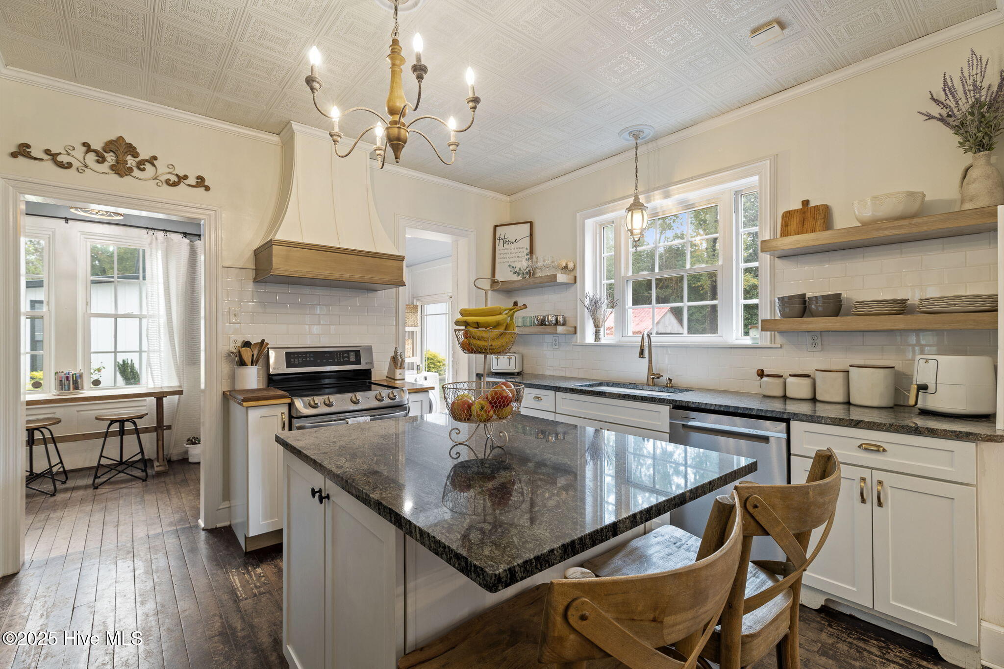 100533679 | Photo 22