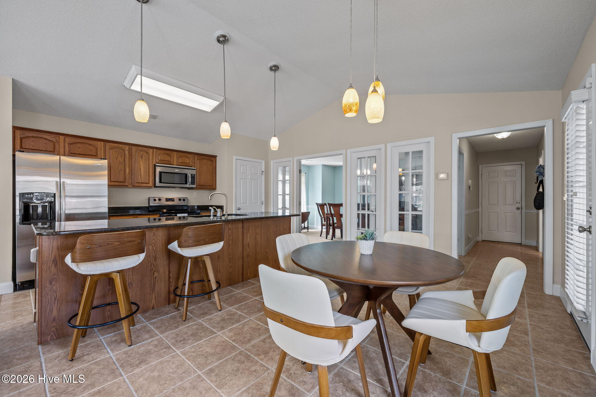 100570536 | Photo 40