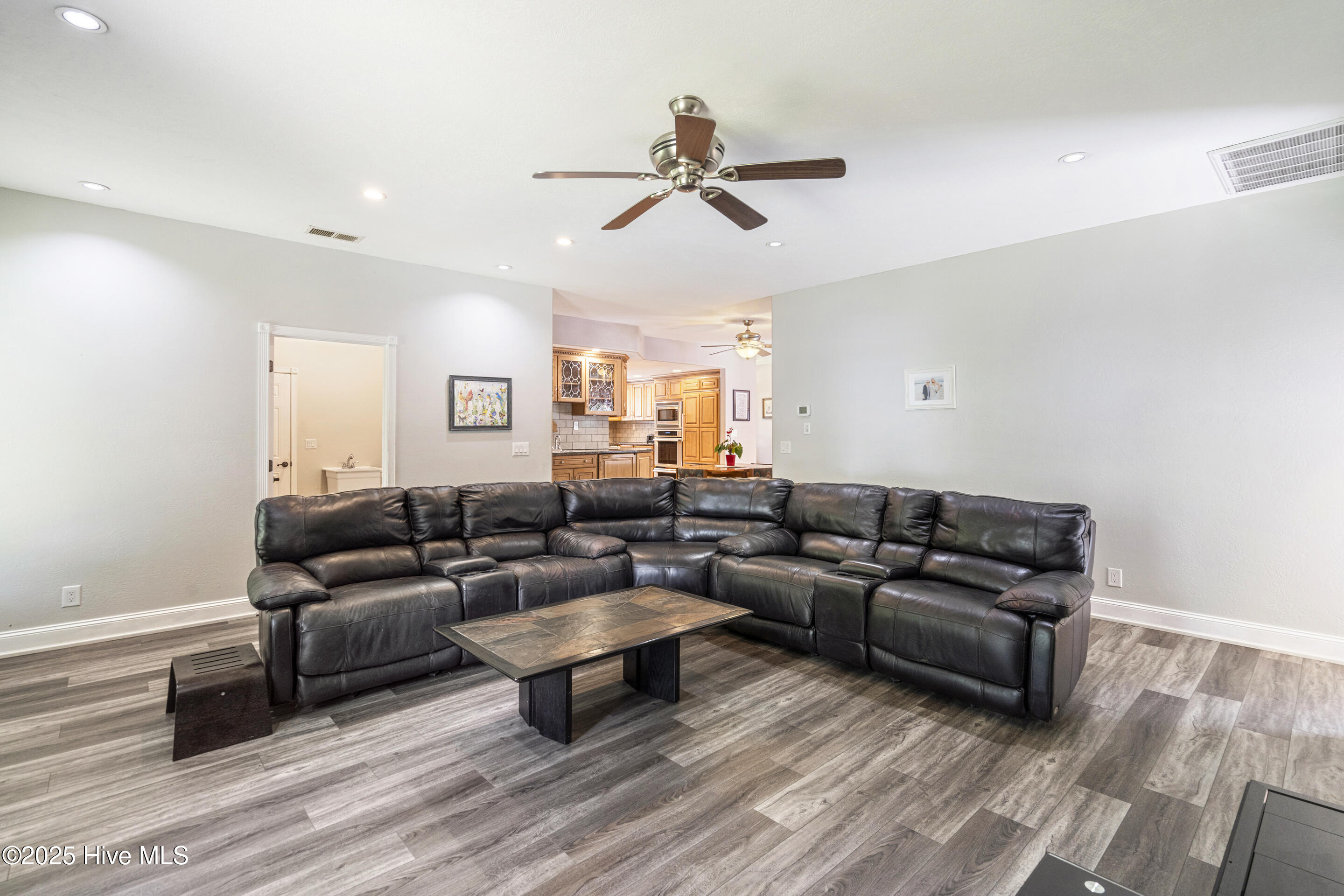 100503346 | Photo 26