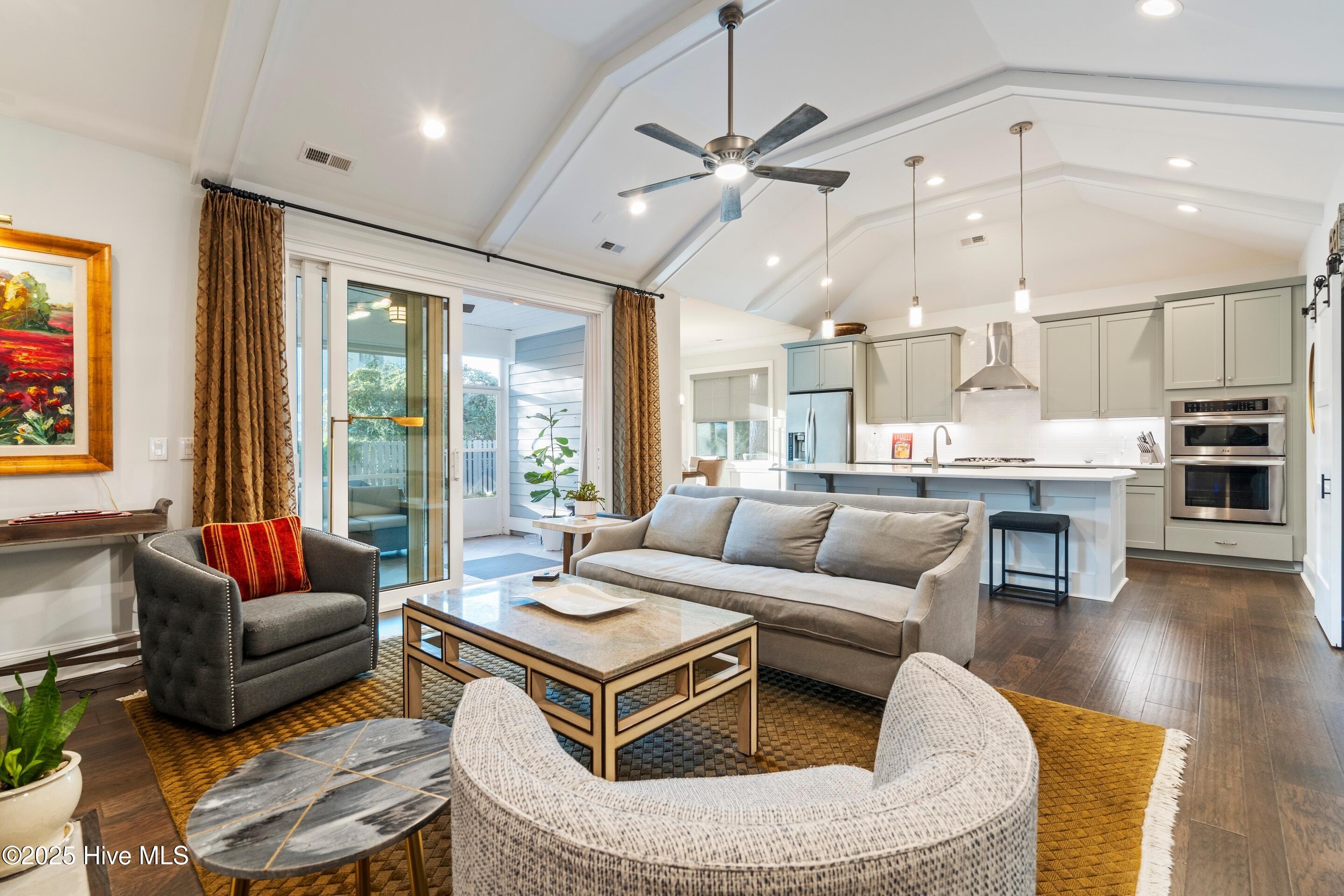 100542073 | Photo 12