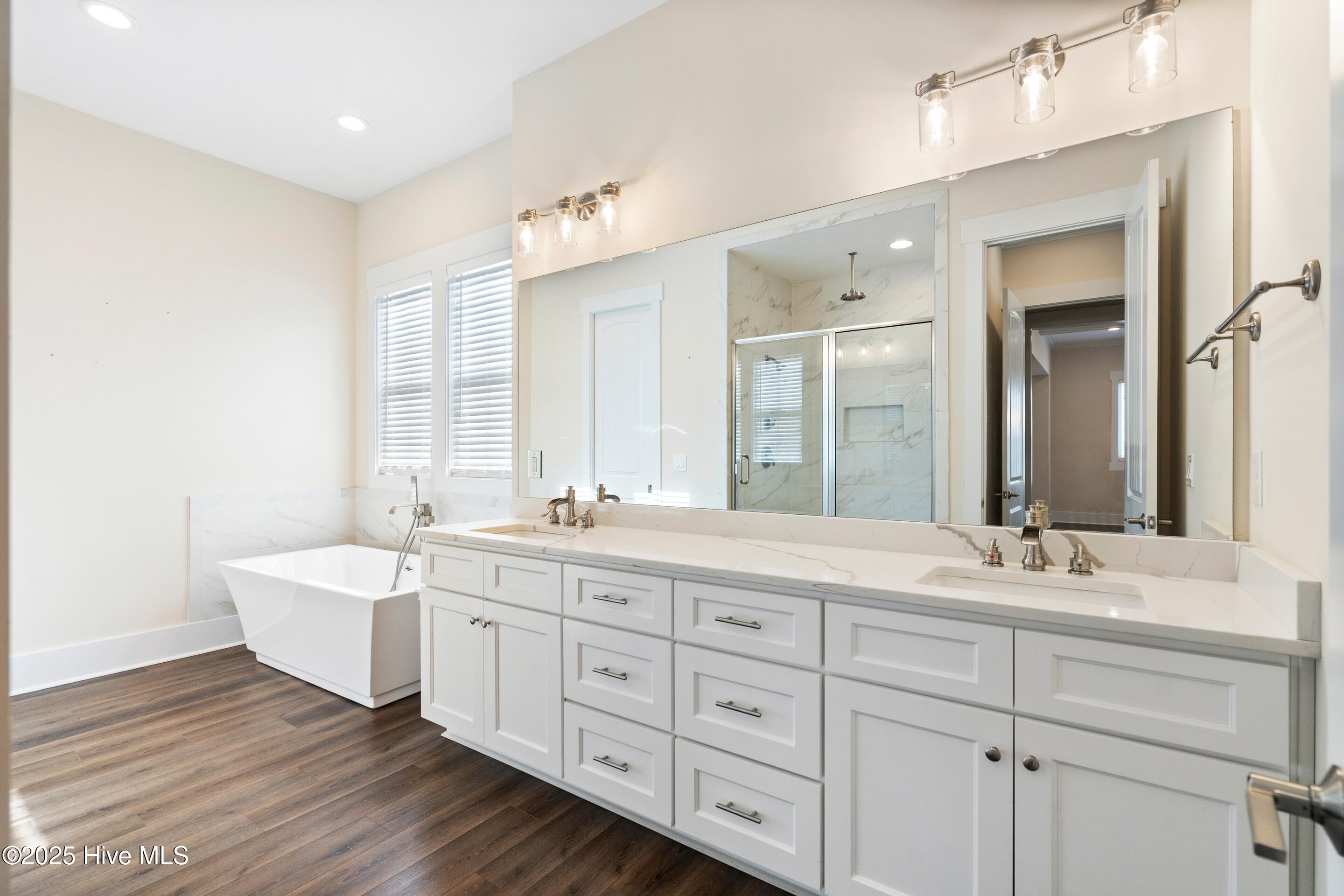 100544817 | Photo 24