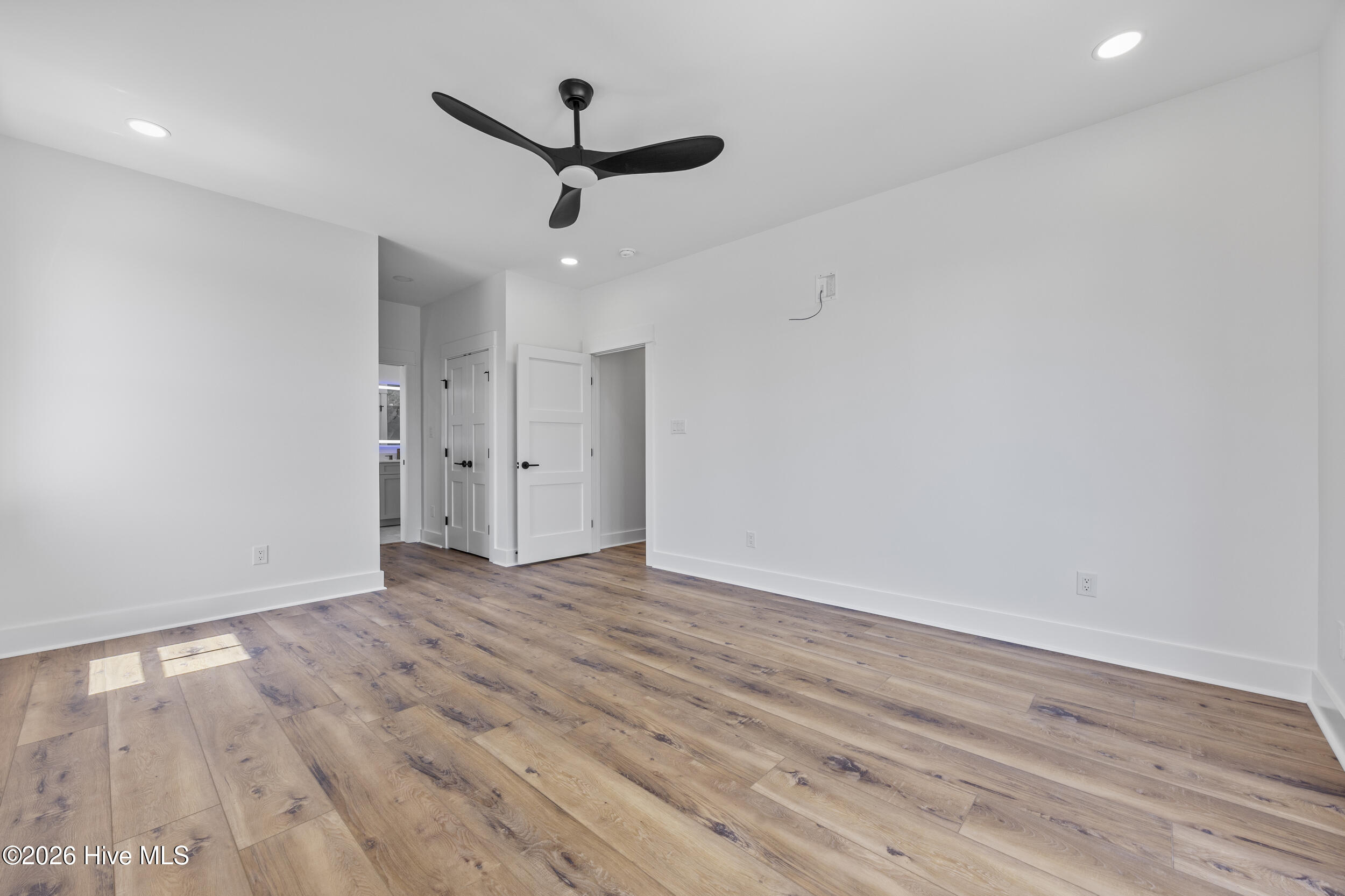 100567625 | Photo 16