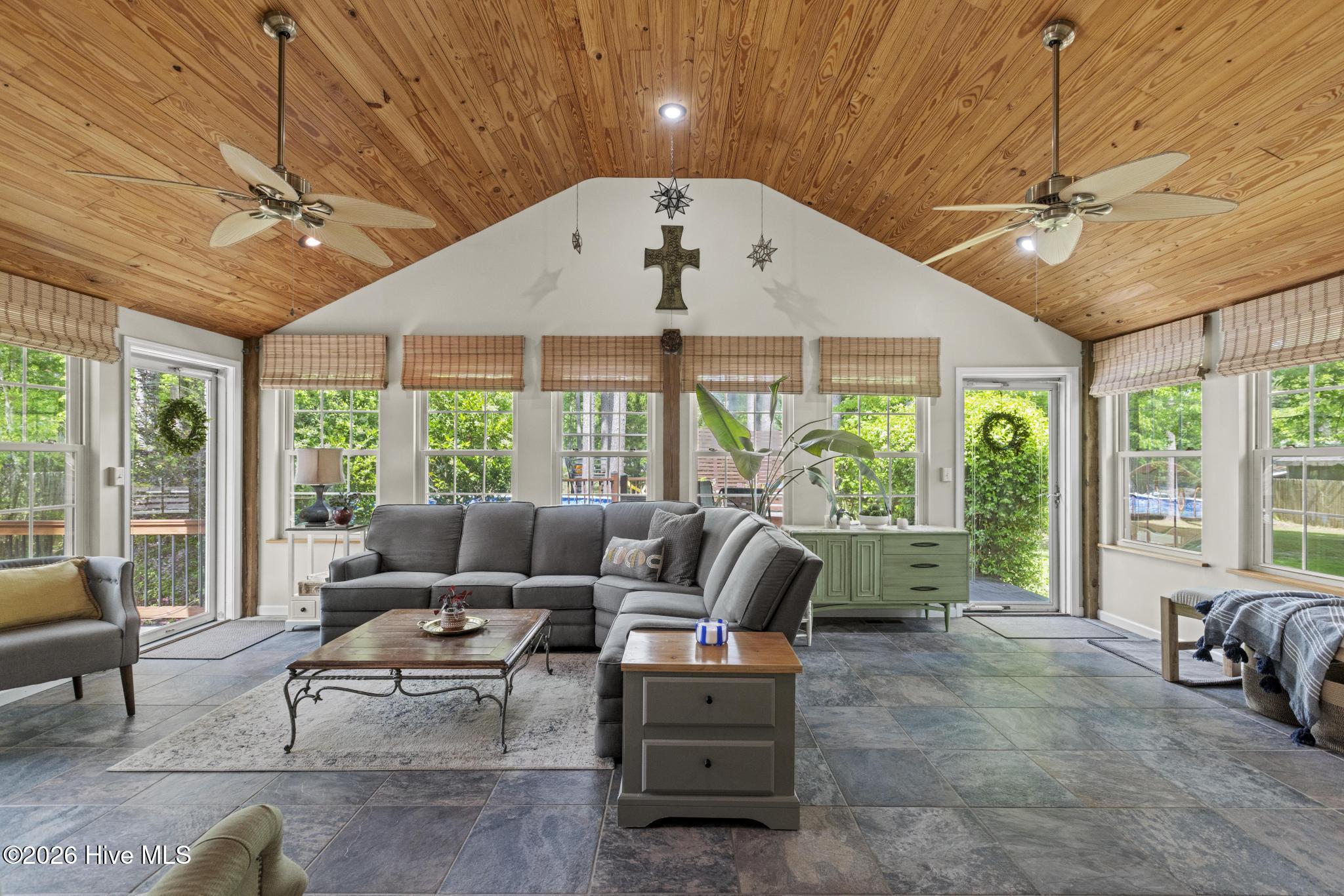 100569223 | Photo 23