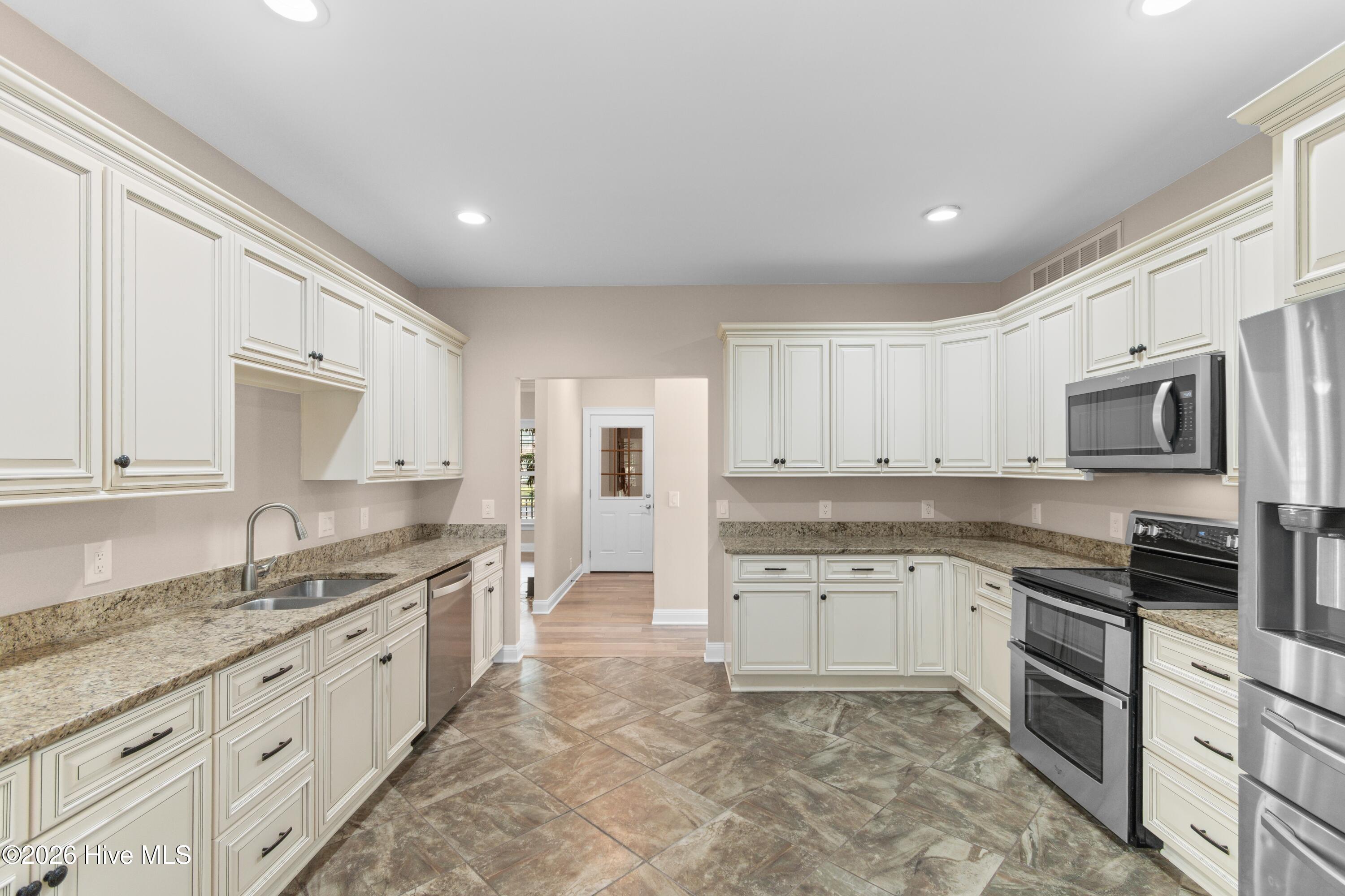 100569260 | Photo 11