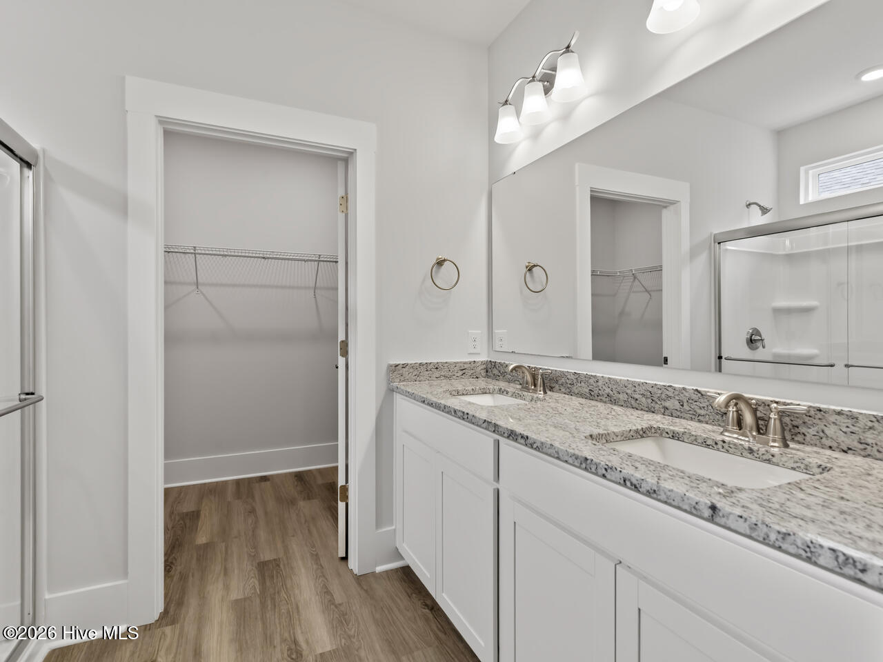 100535810 | Photo 23