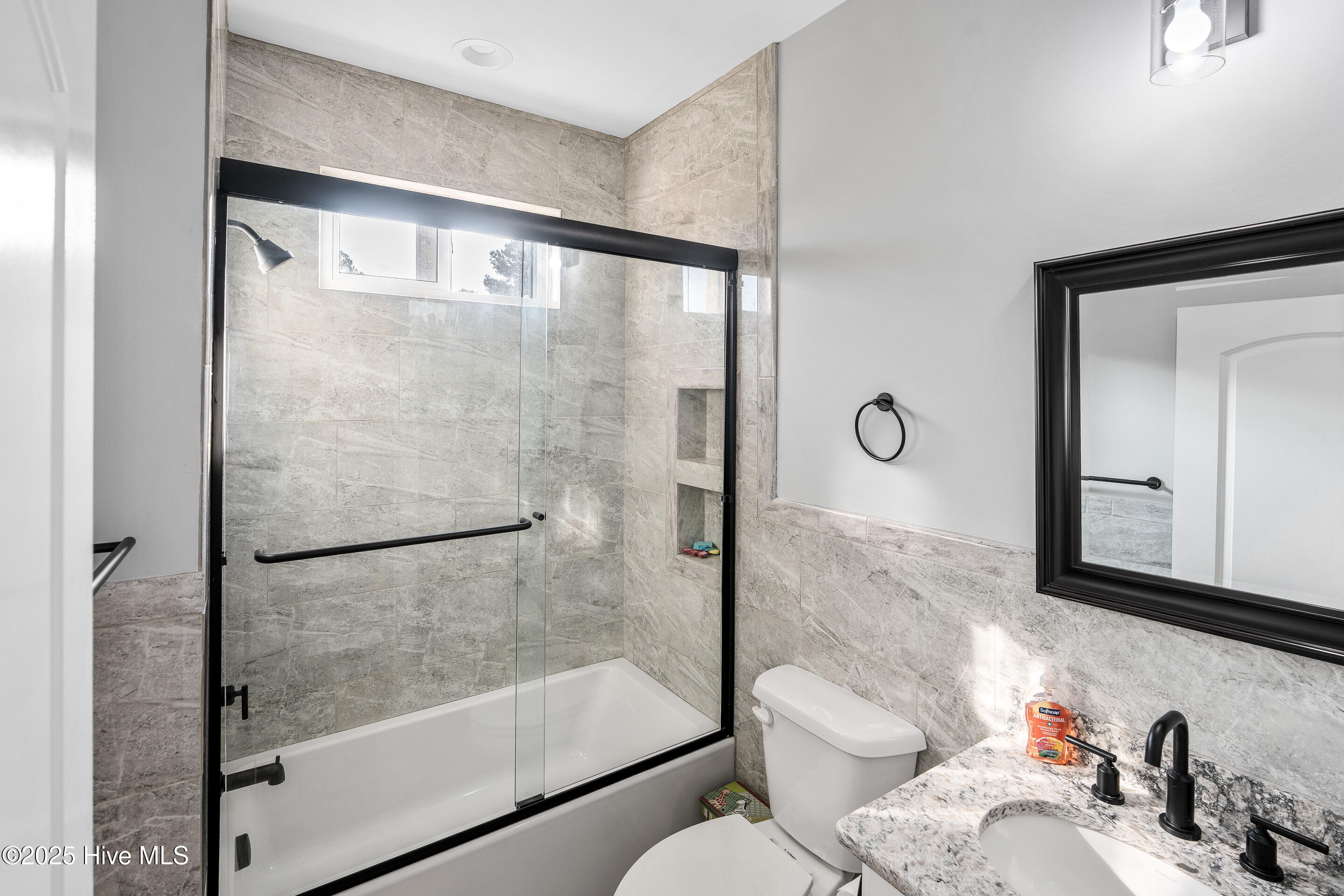 100531551 | Photo 25