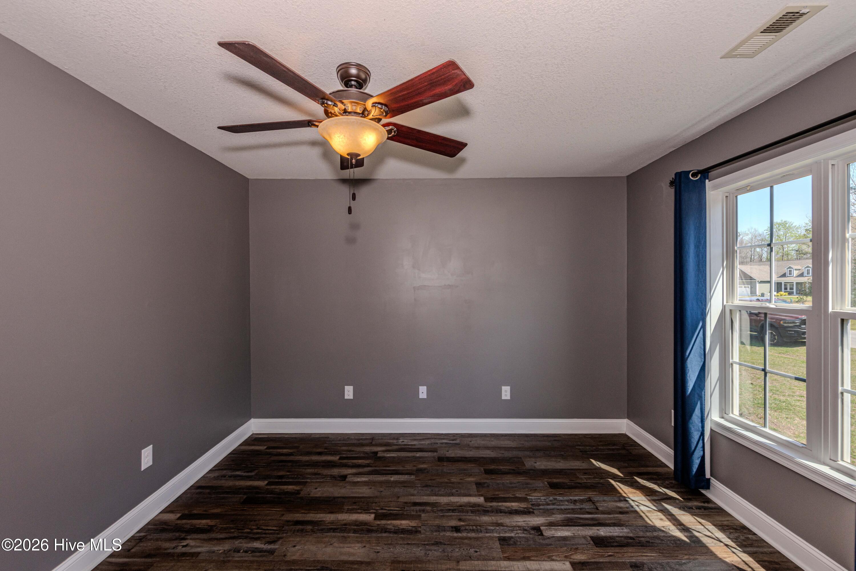 100563083 | Photo 35