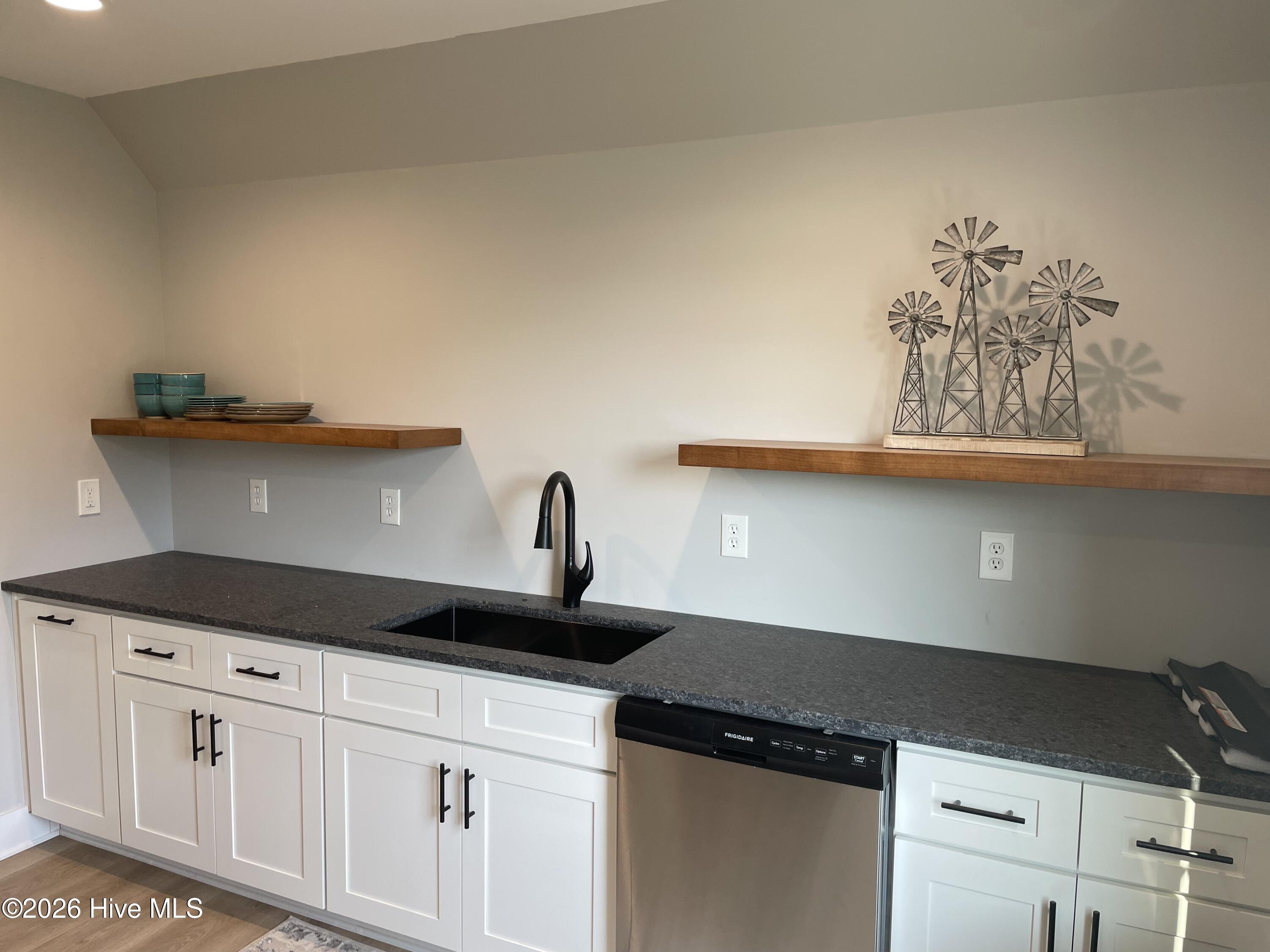 100568375 | Photo 51