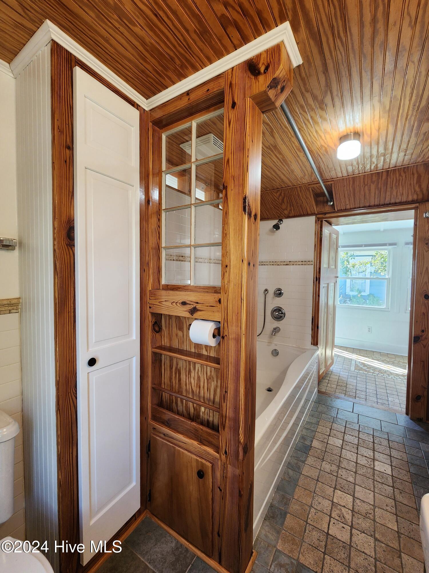 100570380 | Photo 17