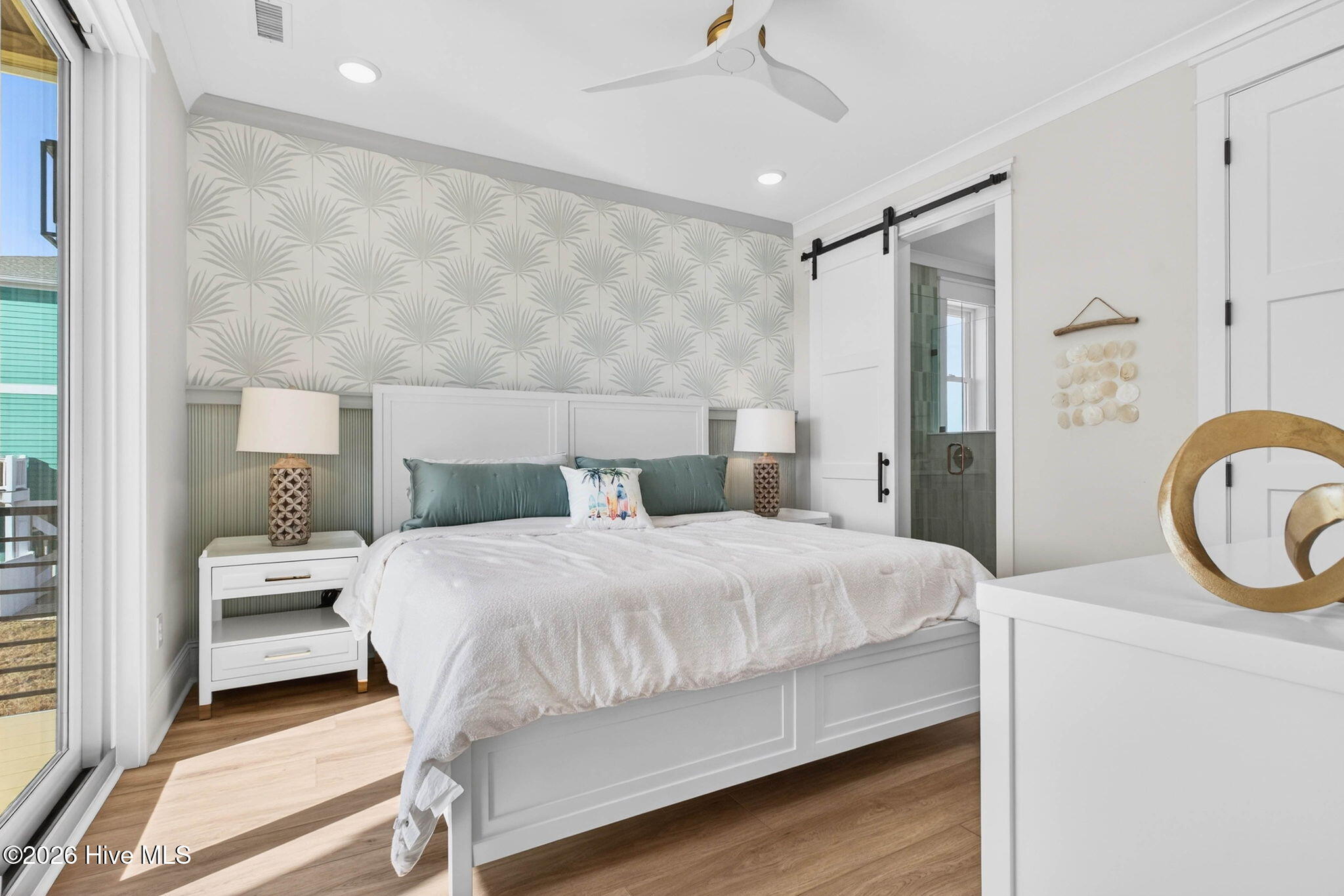 100570262 | Photo 53