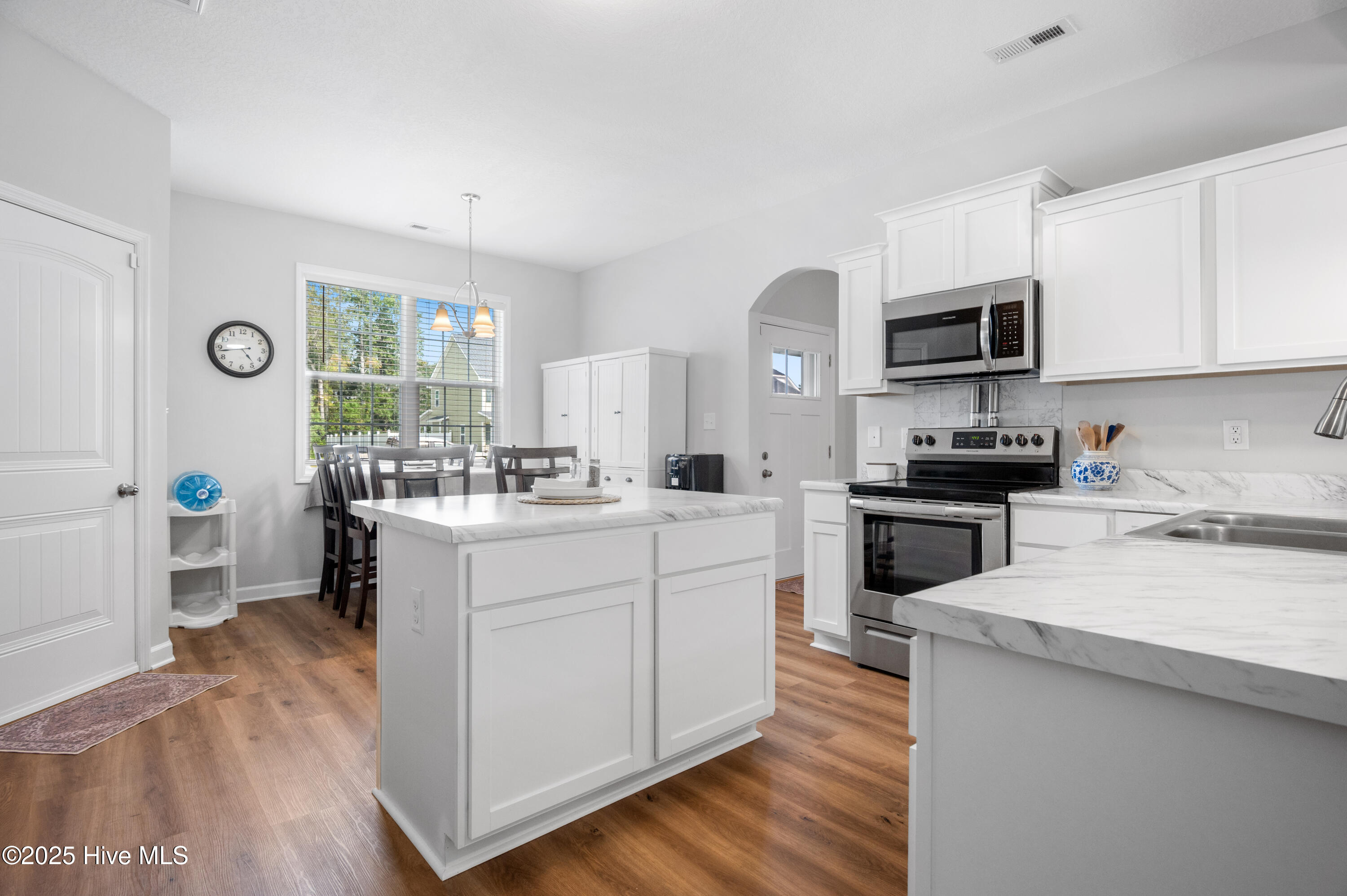 100527902 | Photo 13