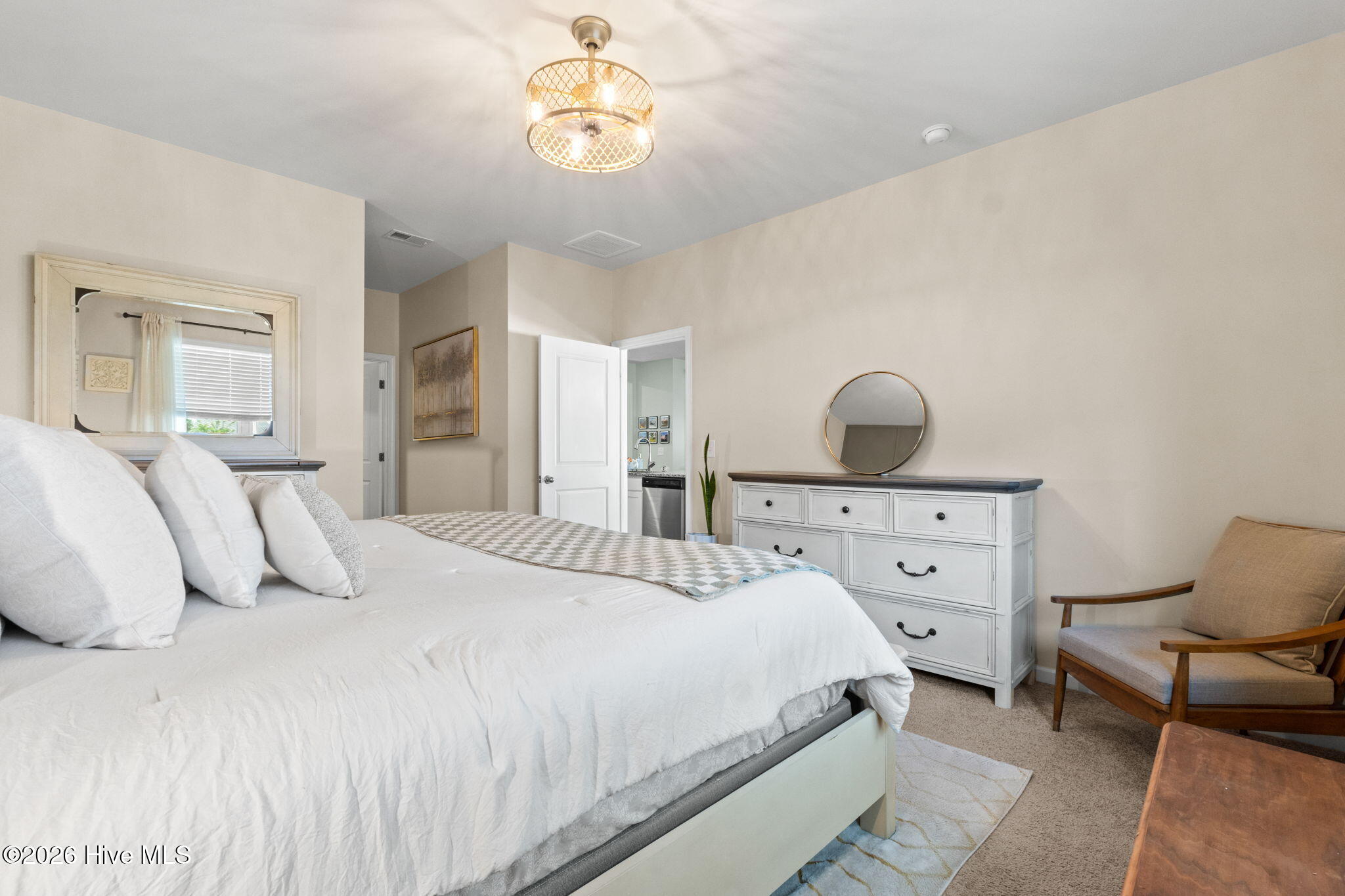 100568064 | Photo 21