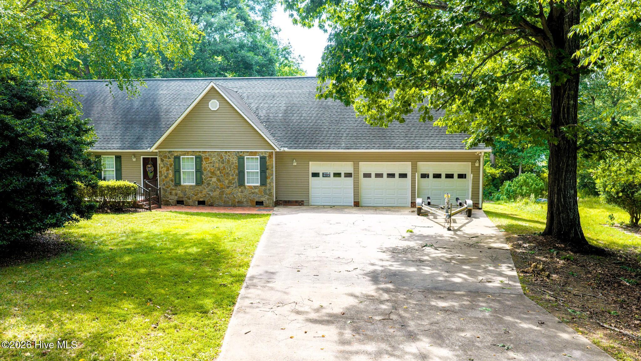 Front of Home, 3 car garage
