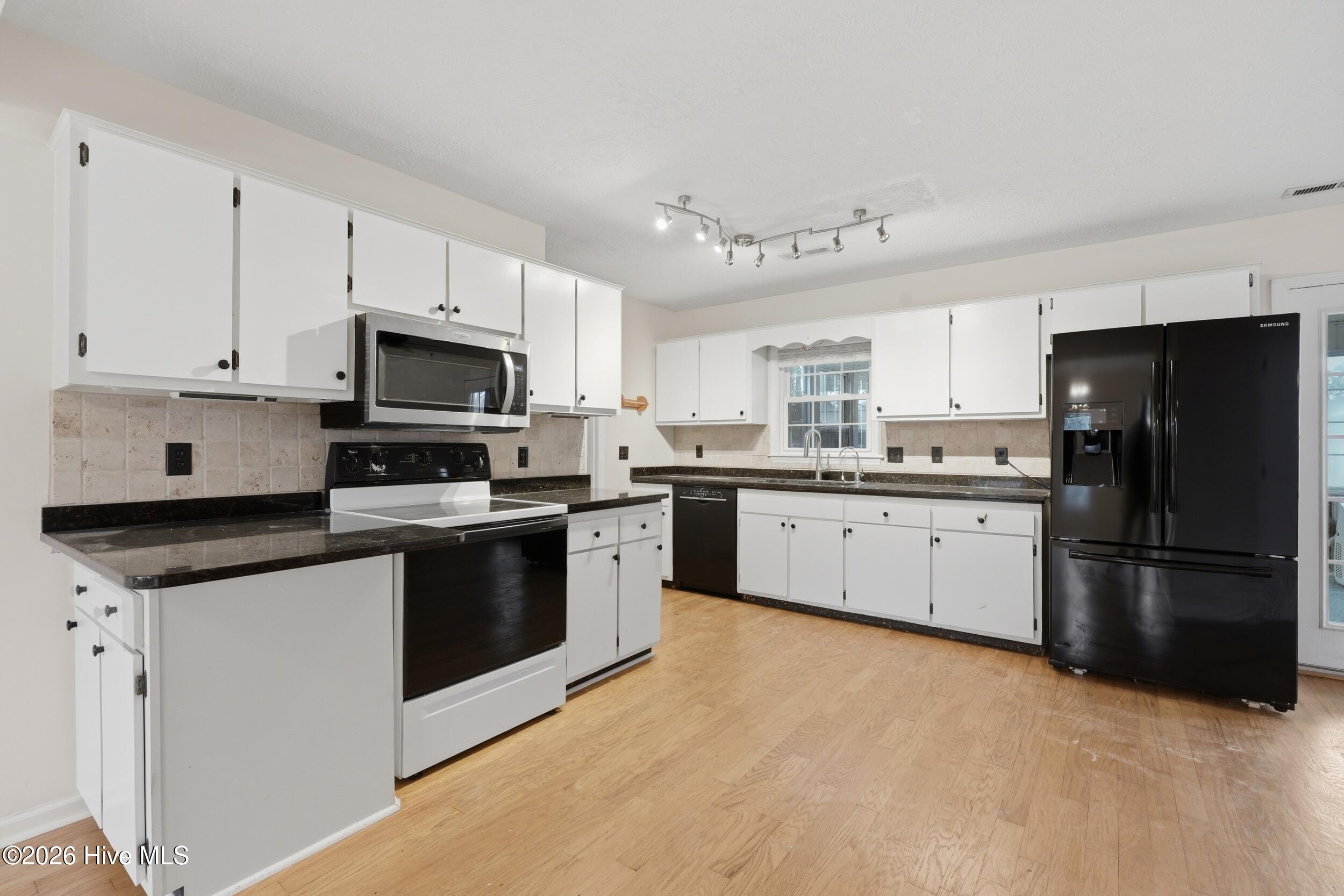 100559462 | Photo 11