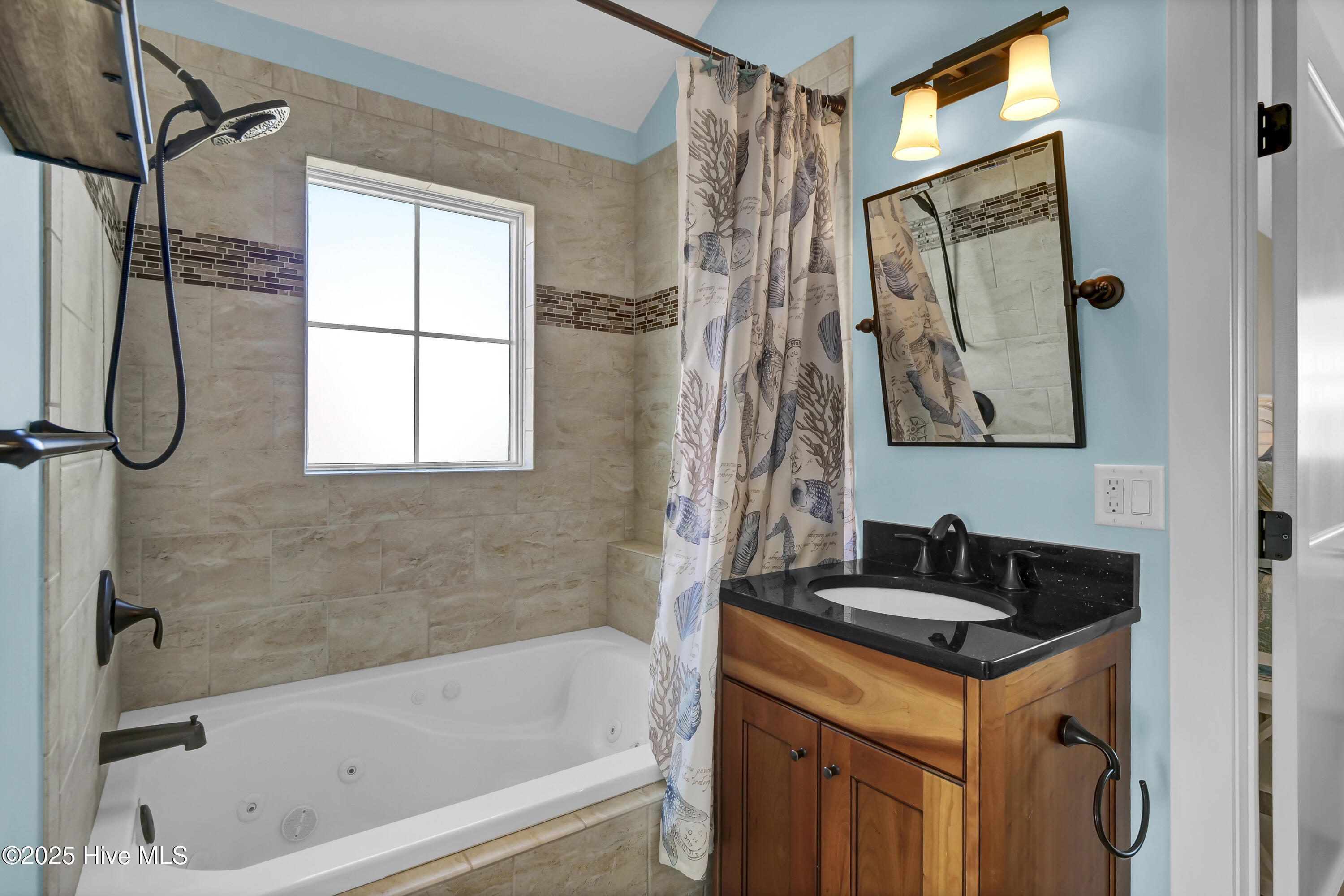 100553290 | Photo 23