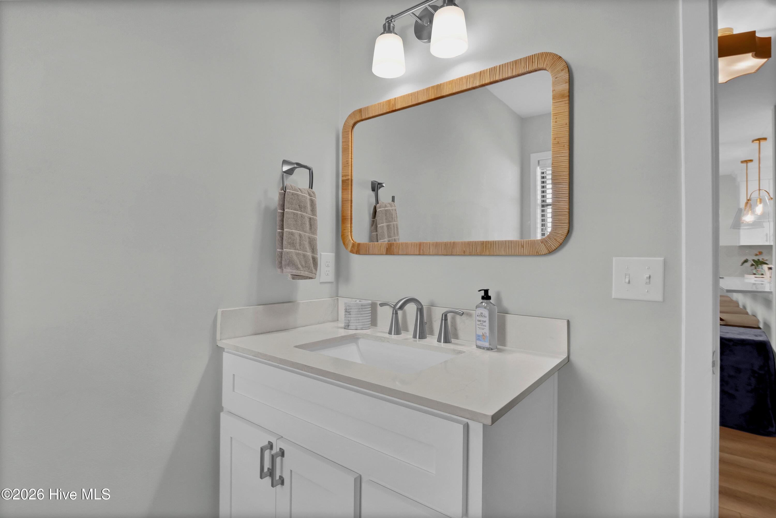 100562234 | Photo 16