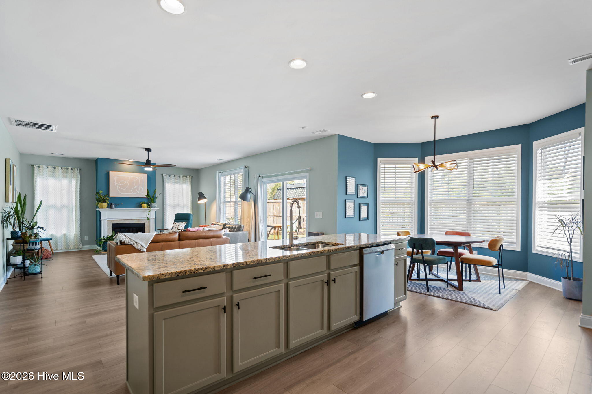 100562615 | Photo 14