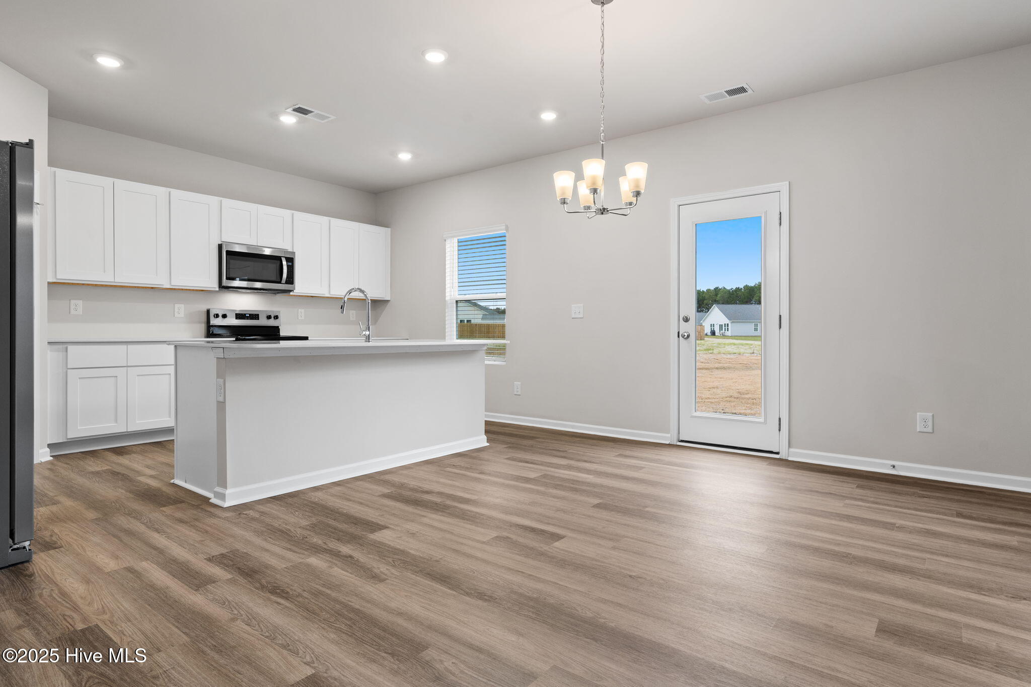 100506645 | Photo 11