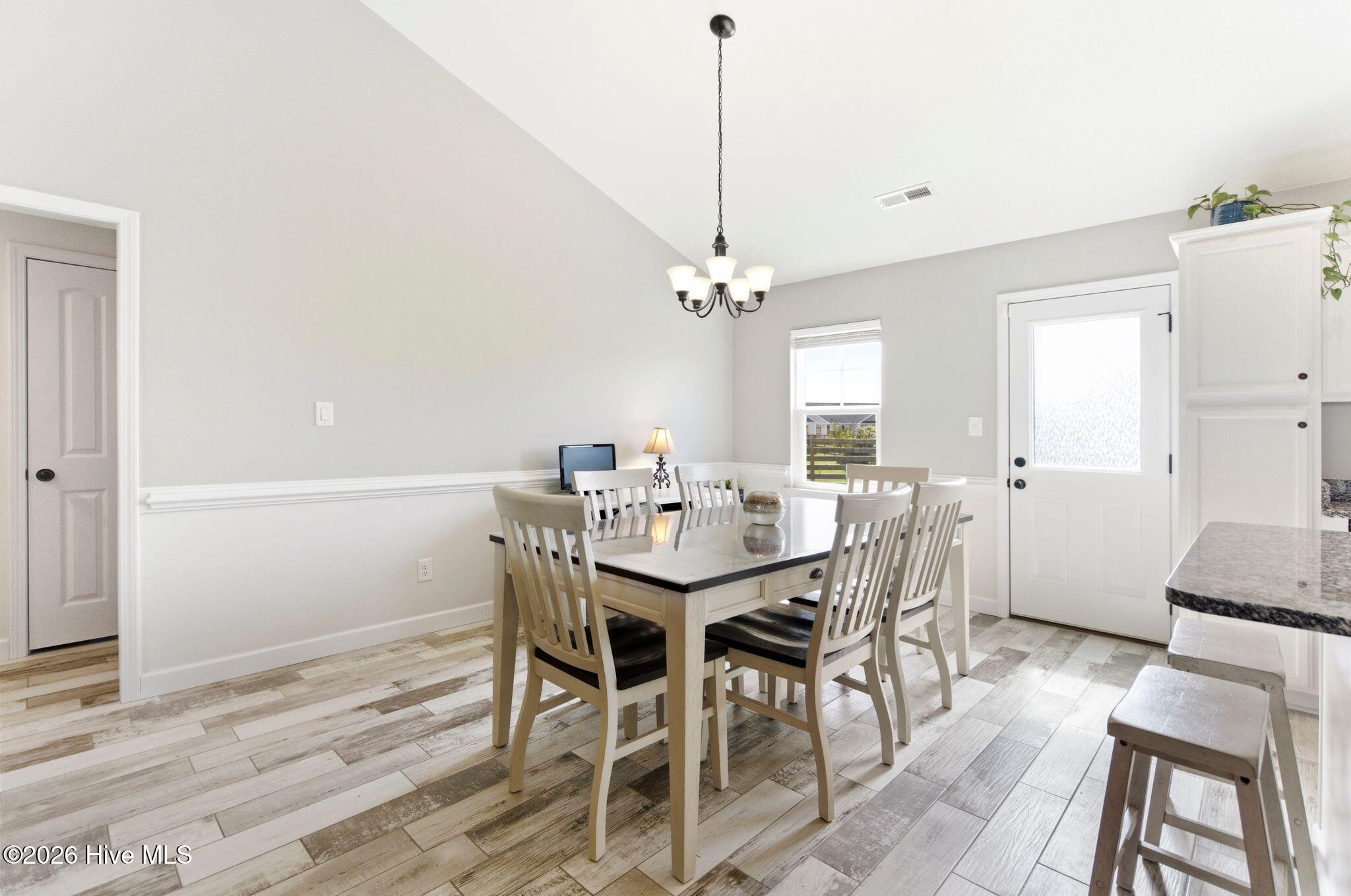 100568951 | Photo 15