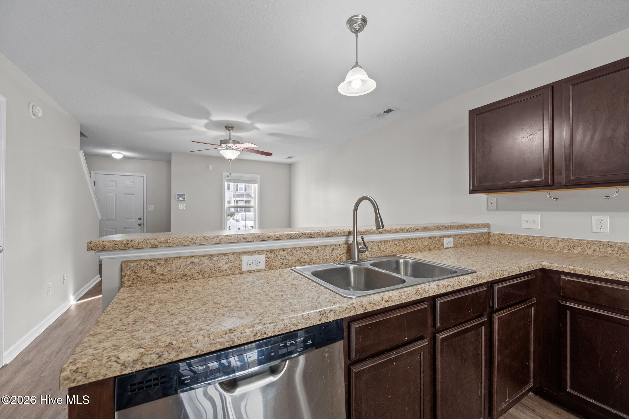 100549105 | Photo 40