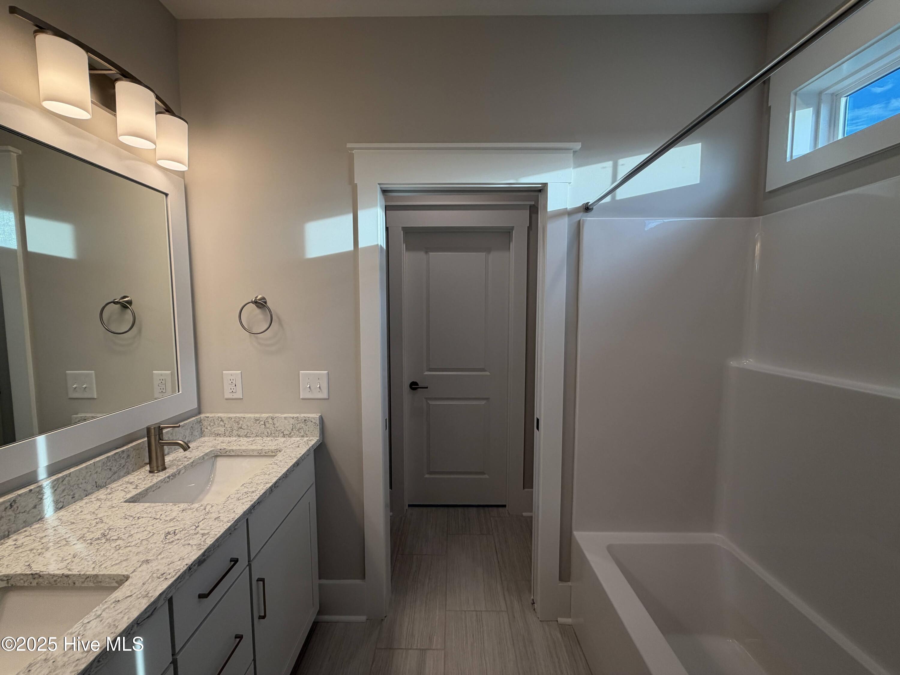 100493805 | Photo 22