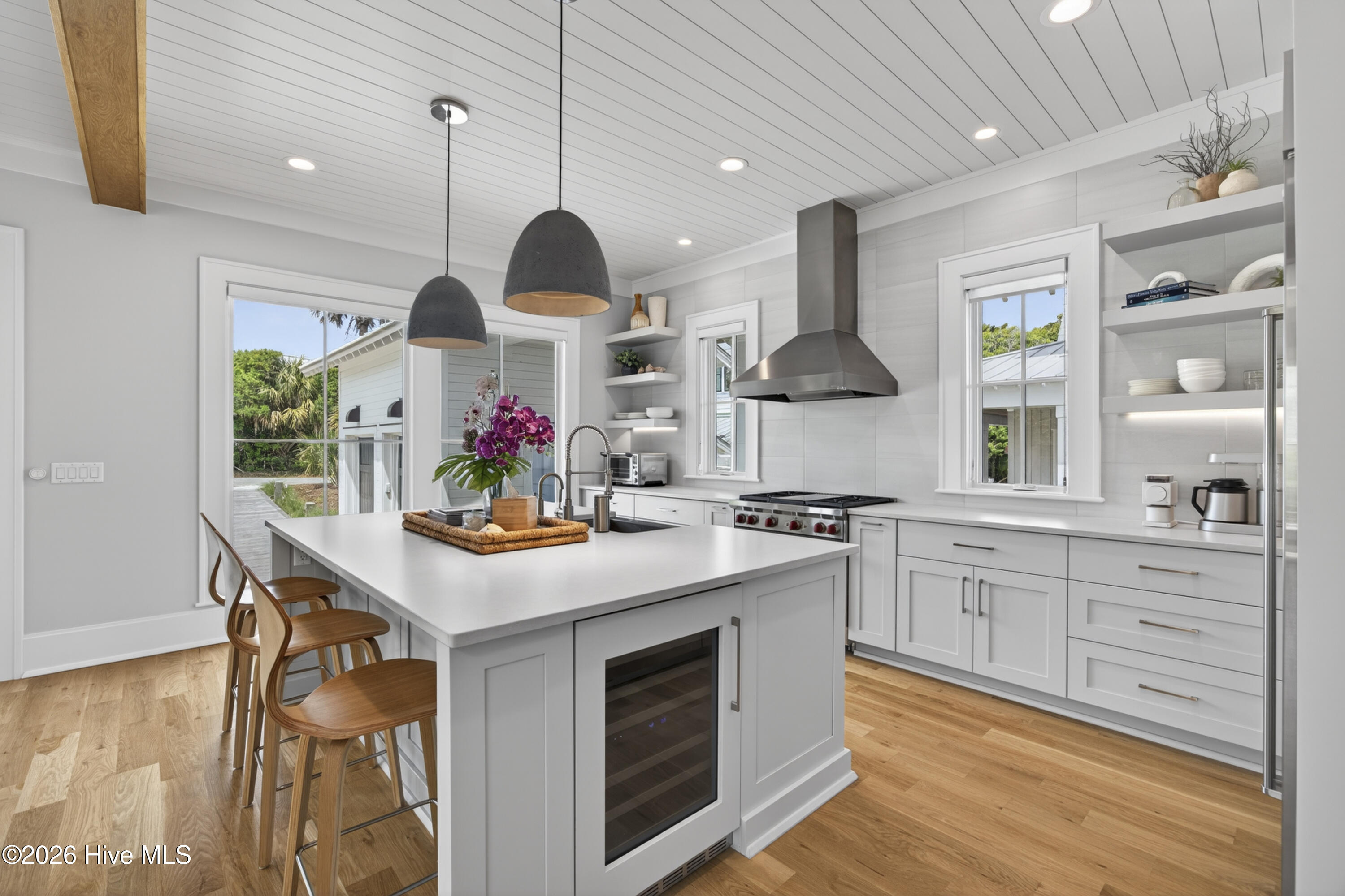 100566186 | Photo 15