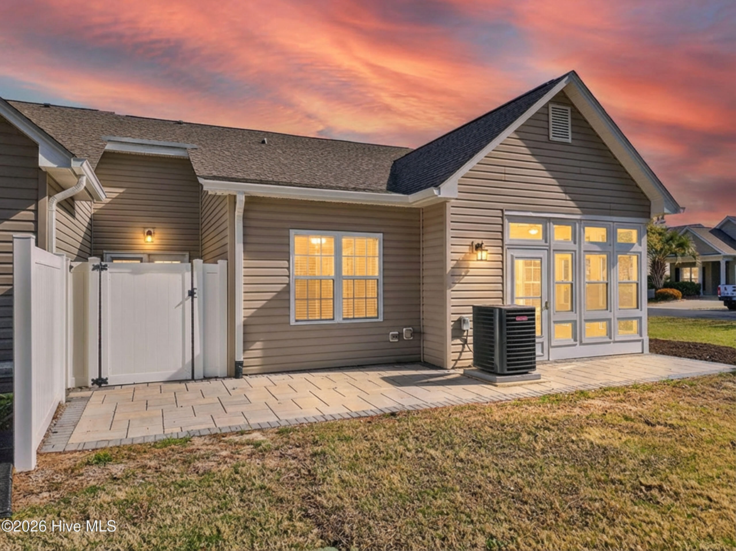 100564275 | Photo 35