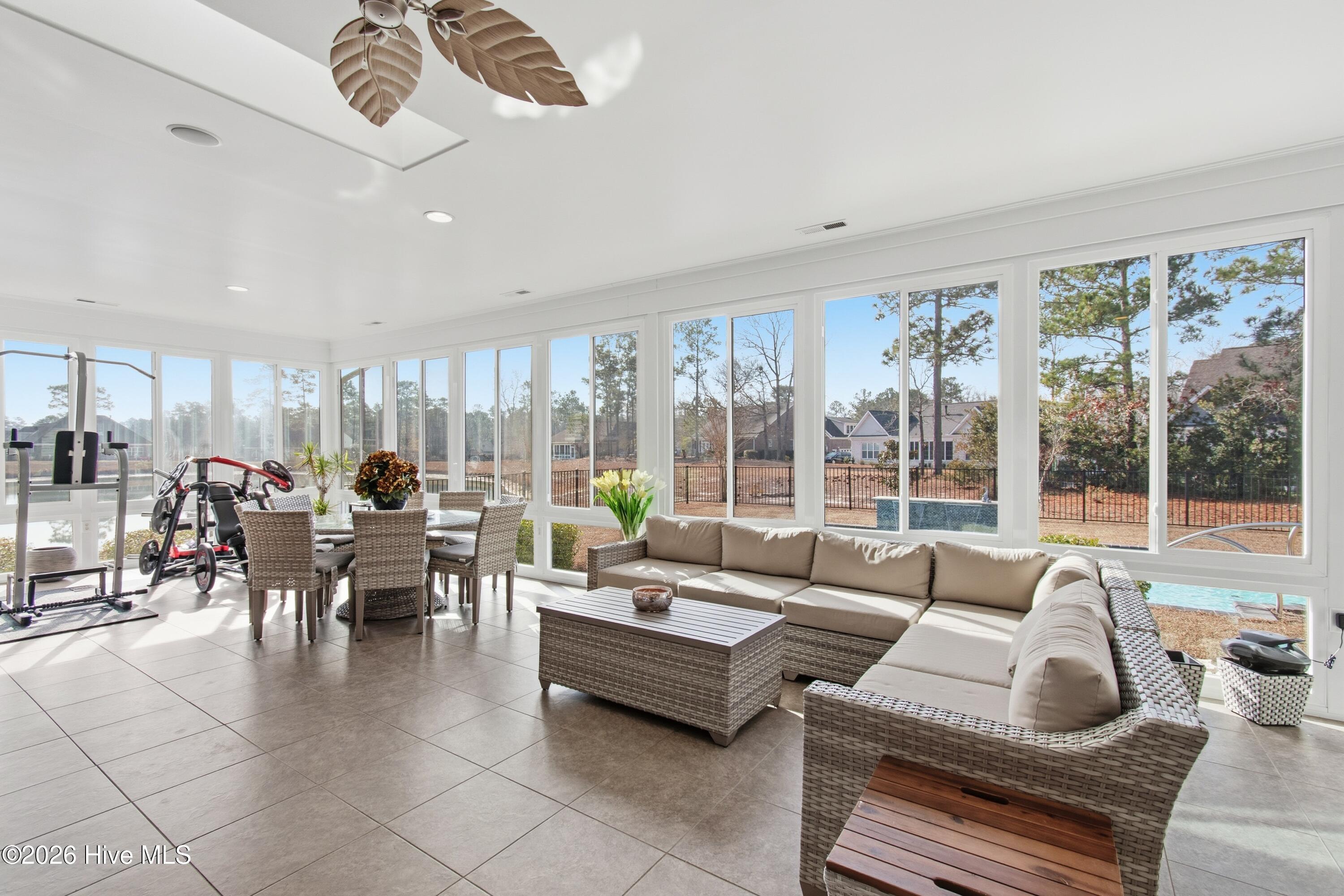 100548705 | Photo 23