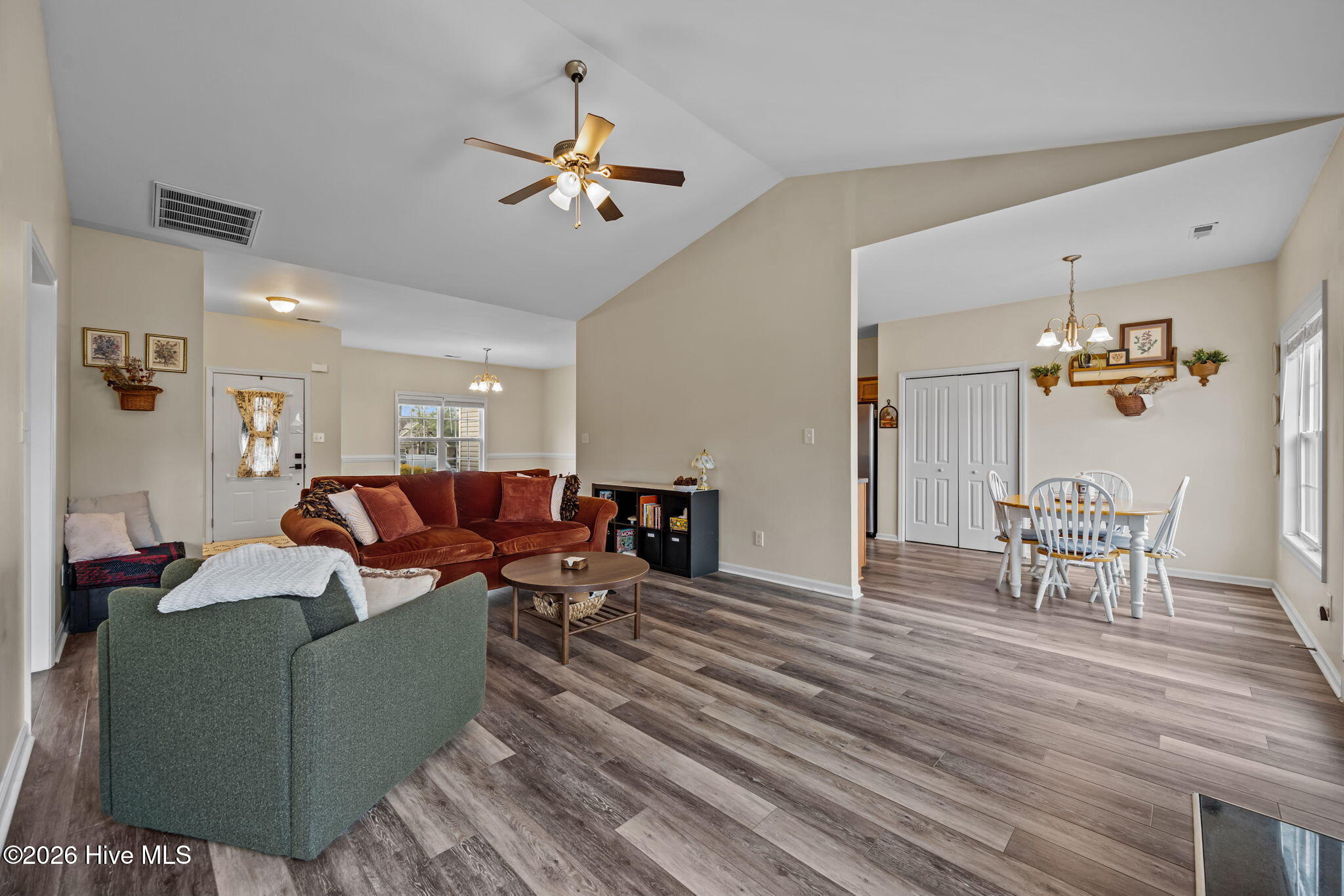 100549780 | Photo 14