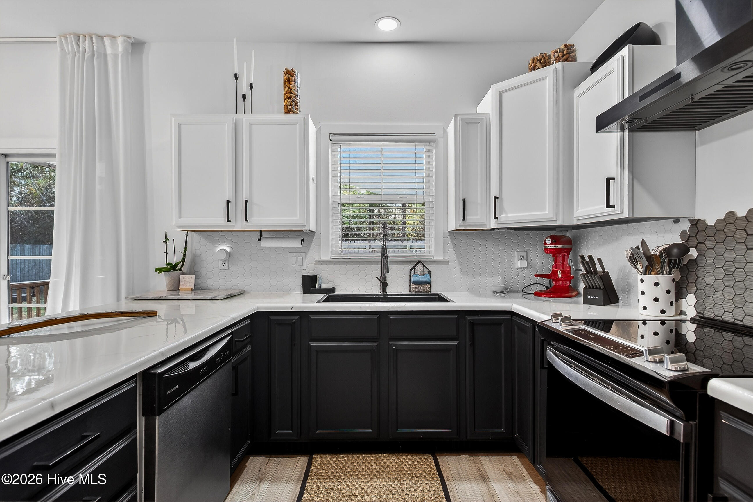 100548948 | Photo 12