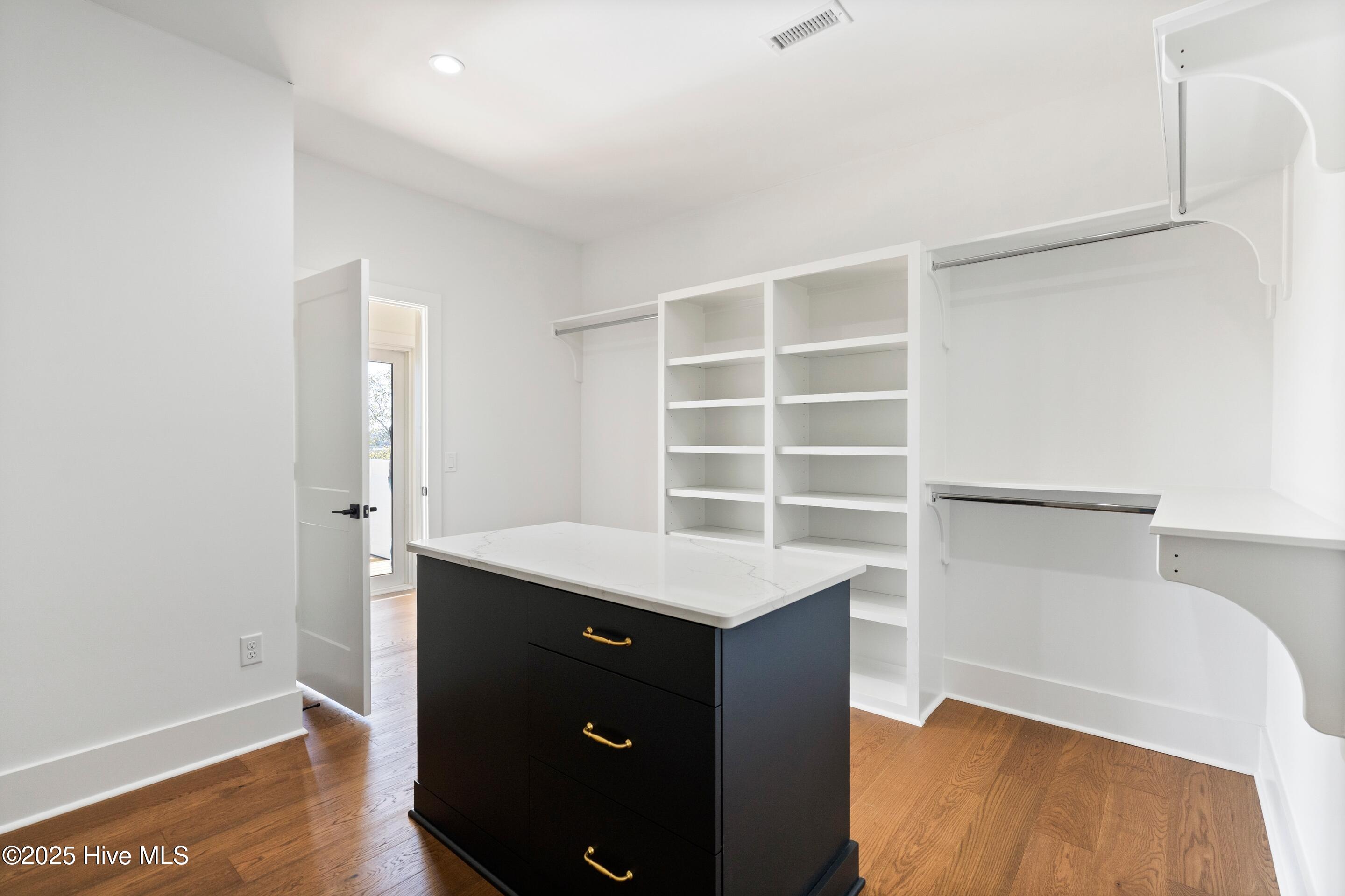 100545730 | Photo 69