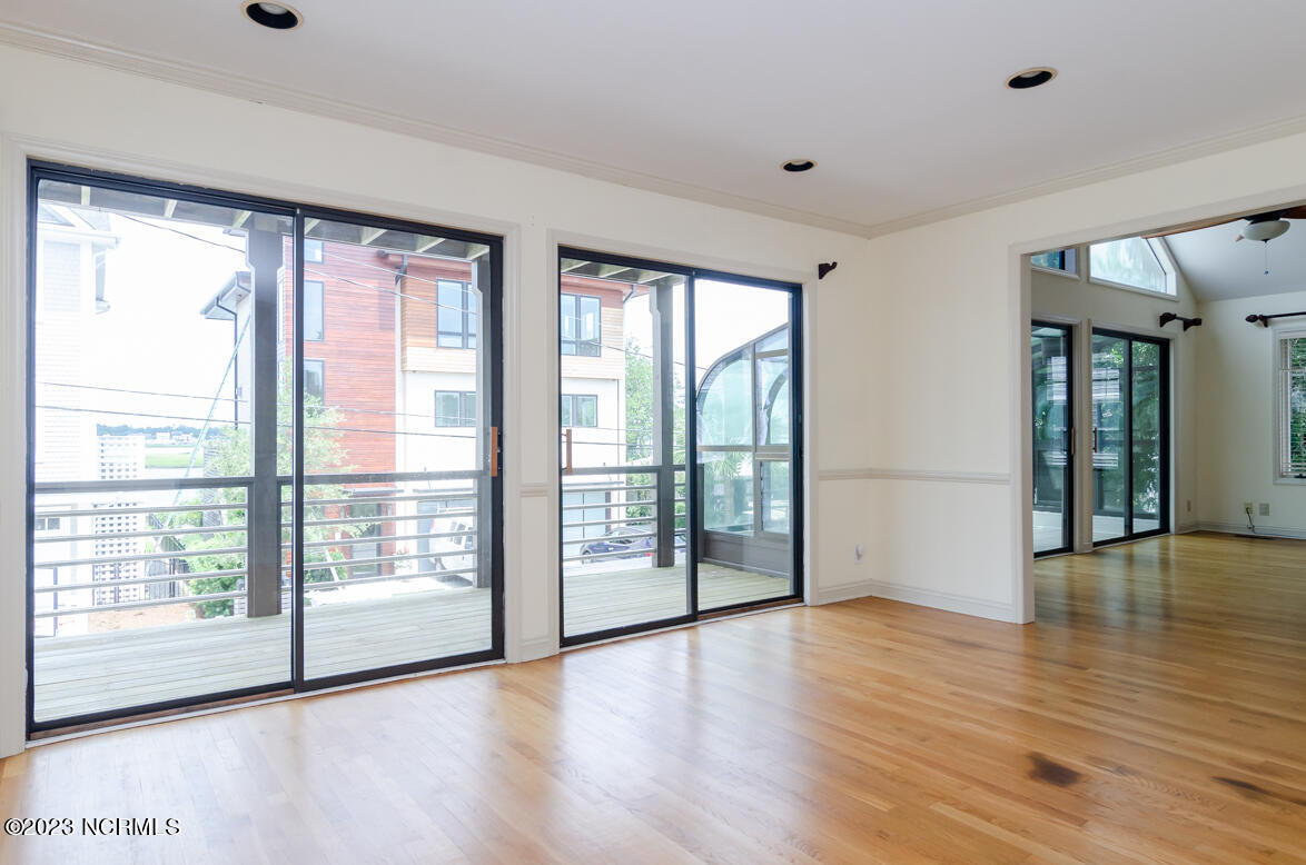 100568383 | Photo 11