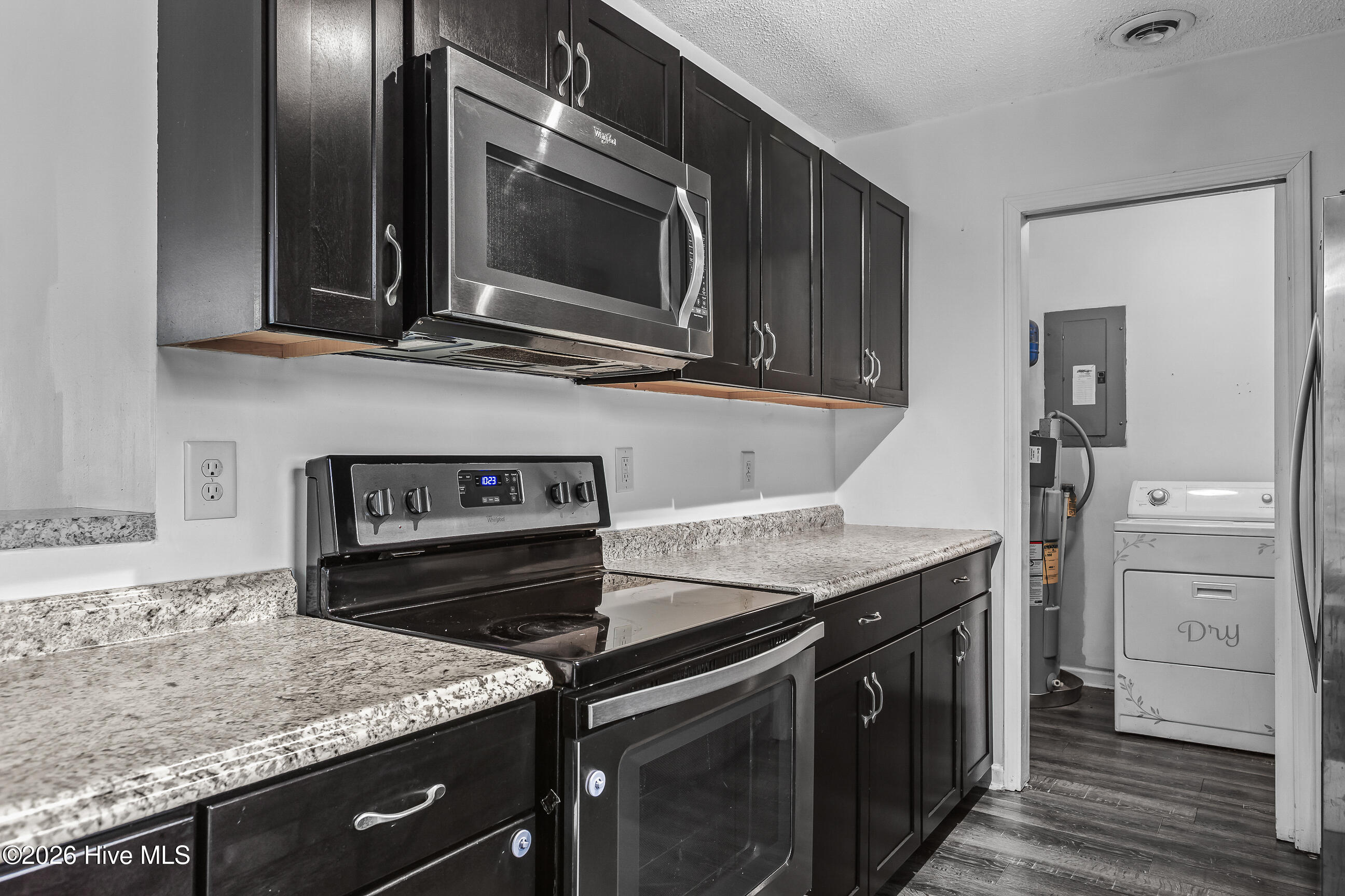 100566968 | Photo 14