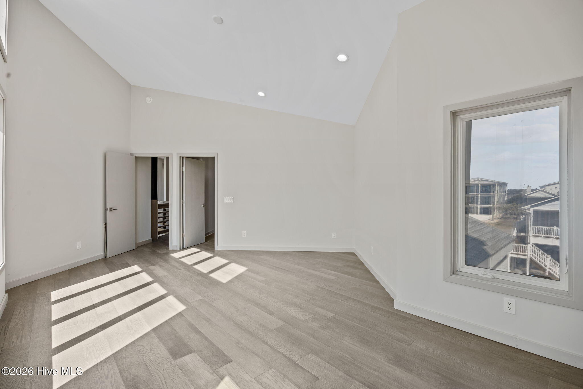 100557816 | Photo 49