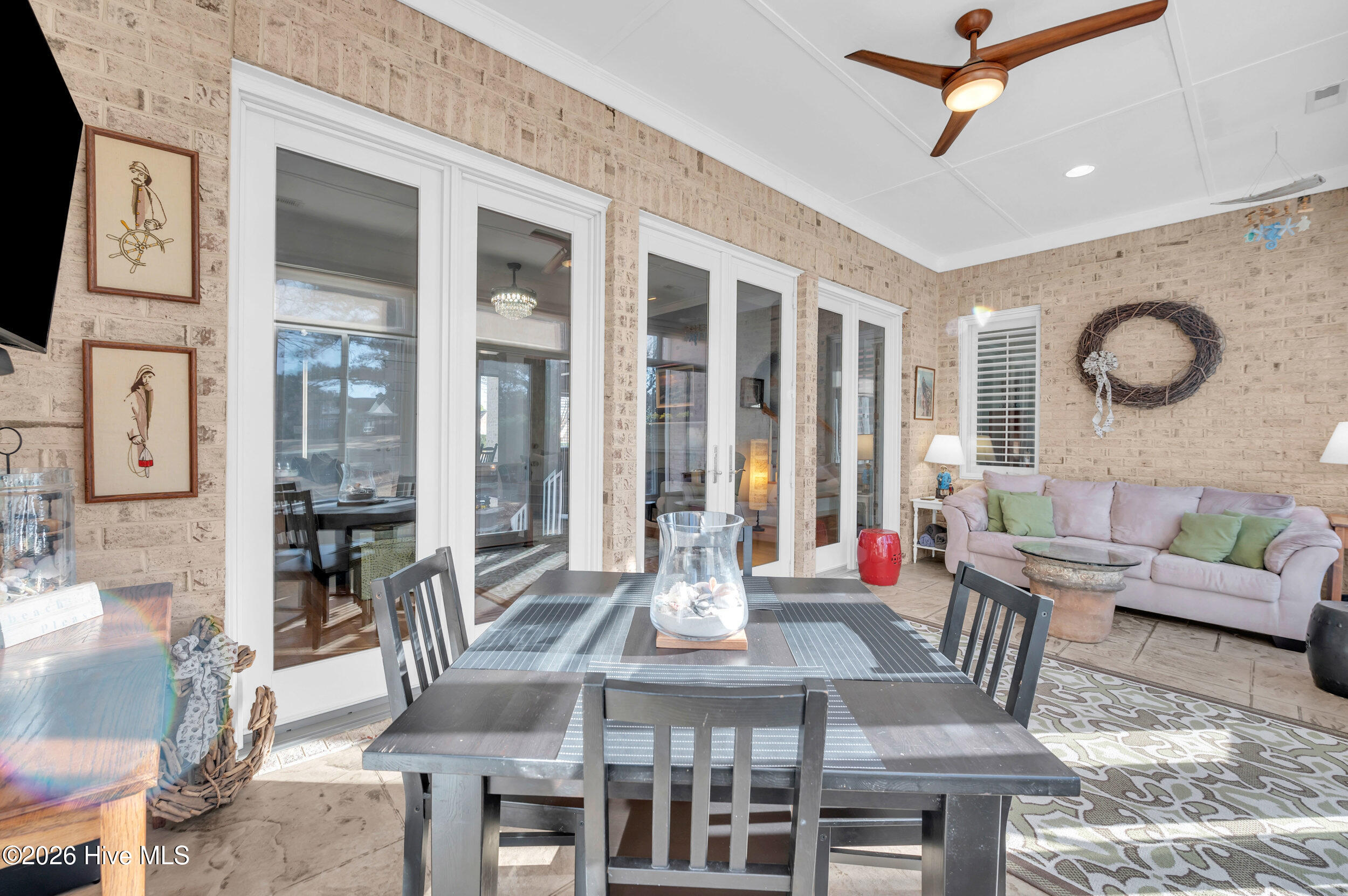 100547693 | Photo 35