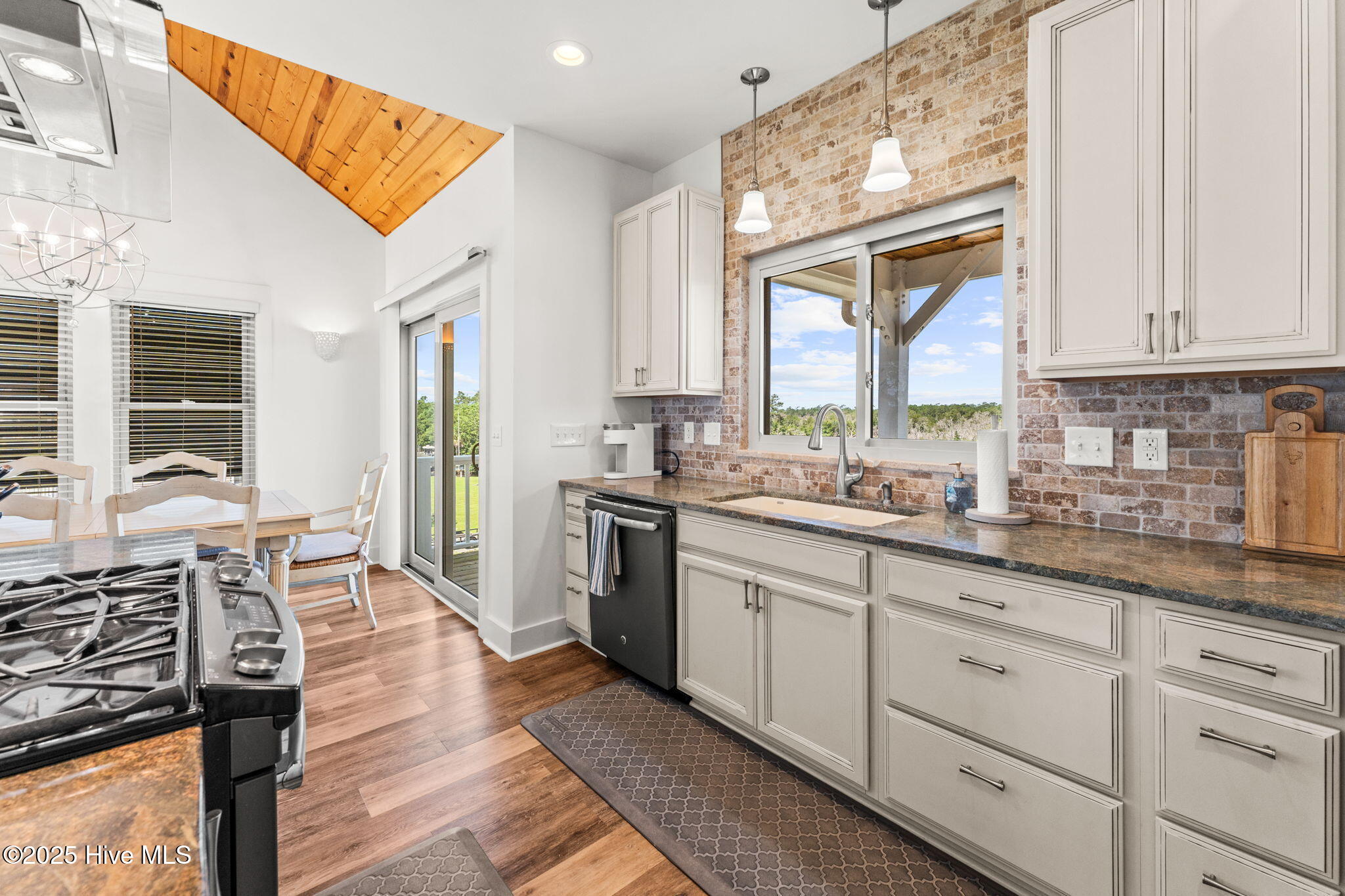 100514865 | Photo 30