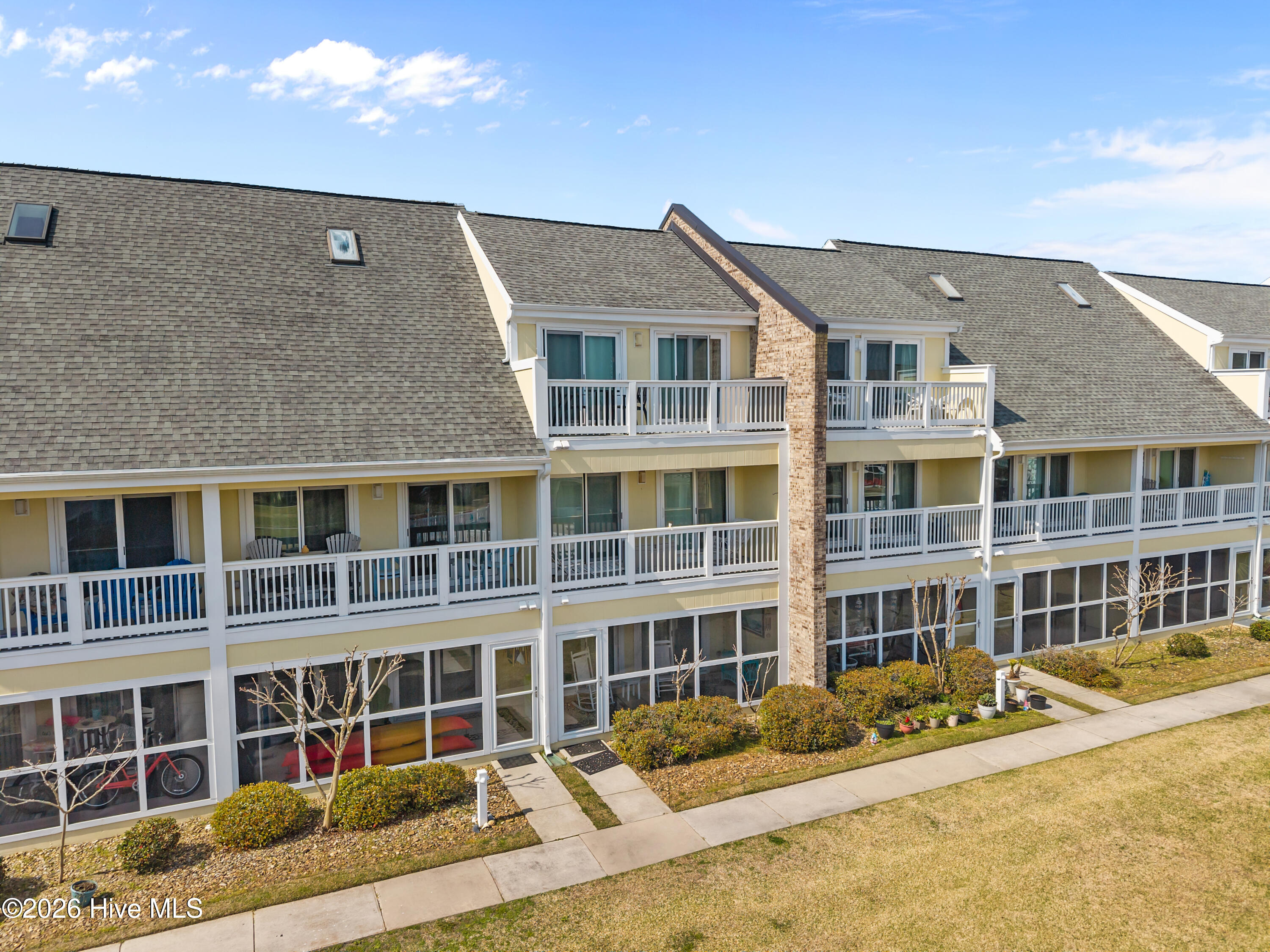 100563911 | Photo 35