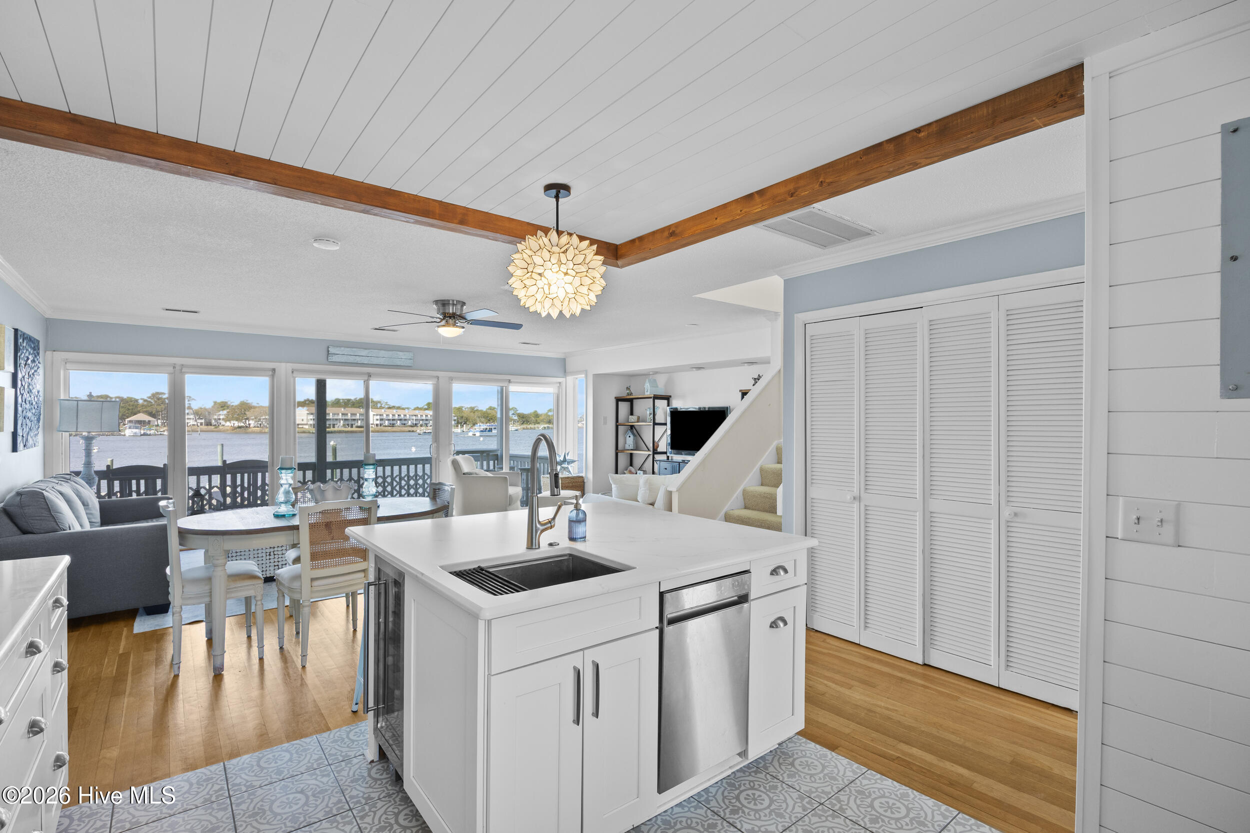 100559474 | Photo 25