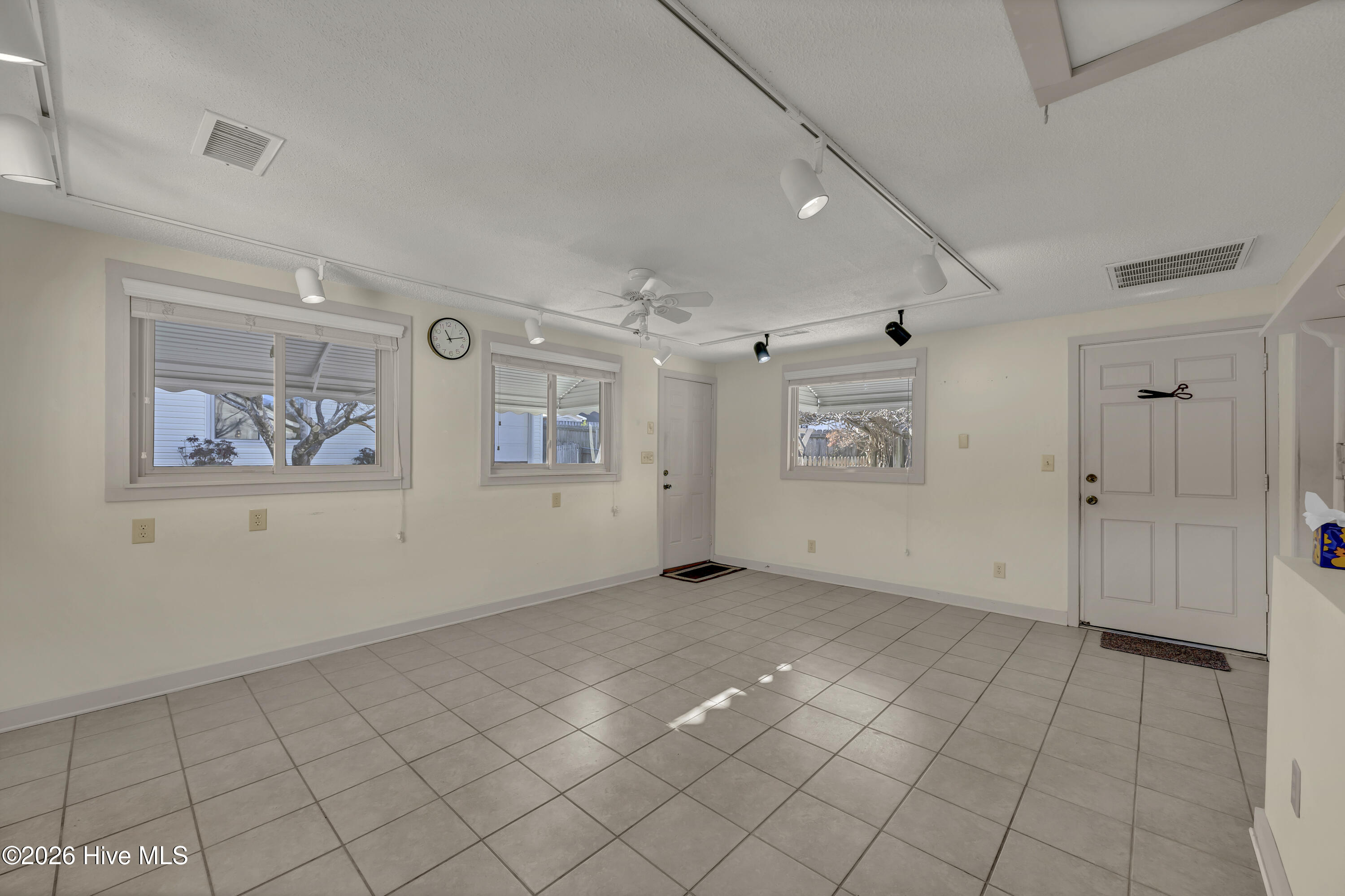 100547308 | Photo 11