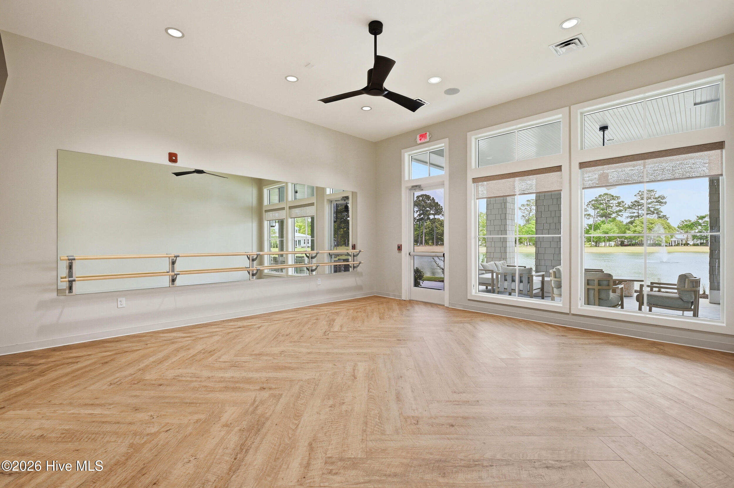 100567855 | Photo 76