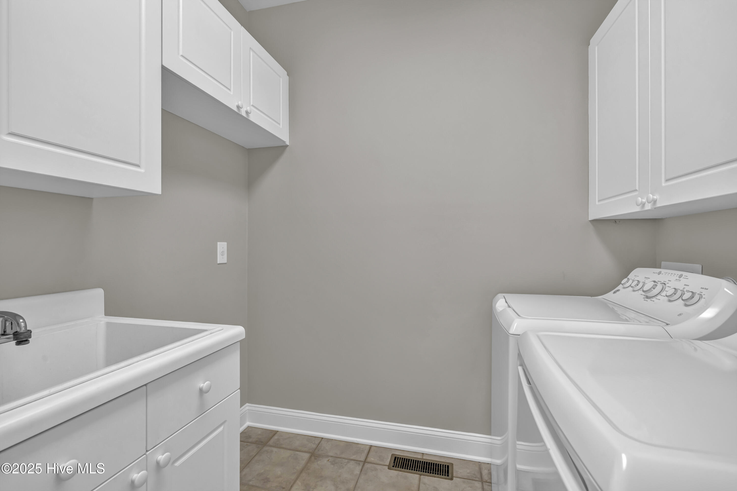 100565717 | Photo 52